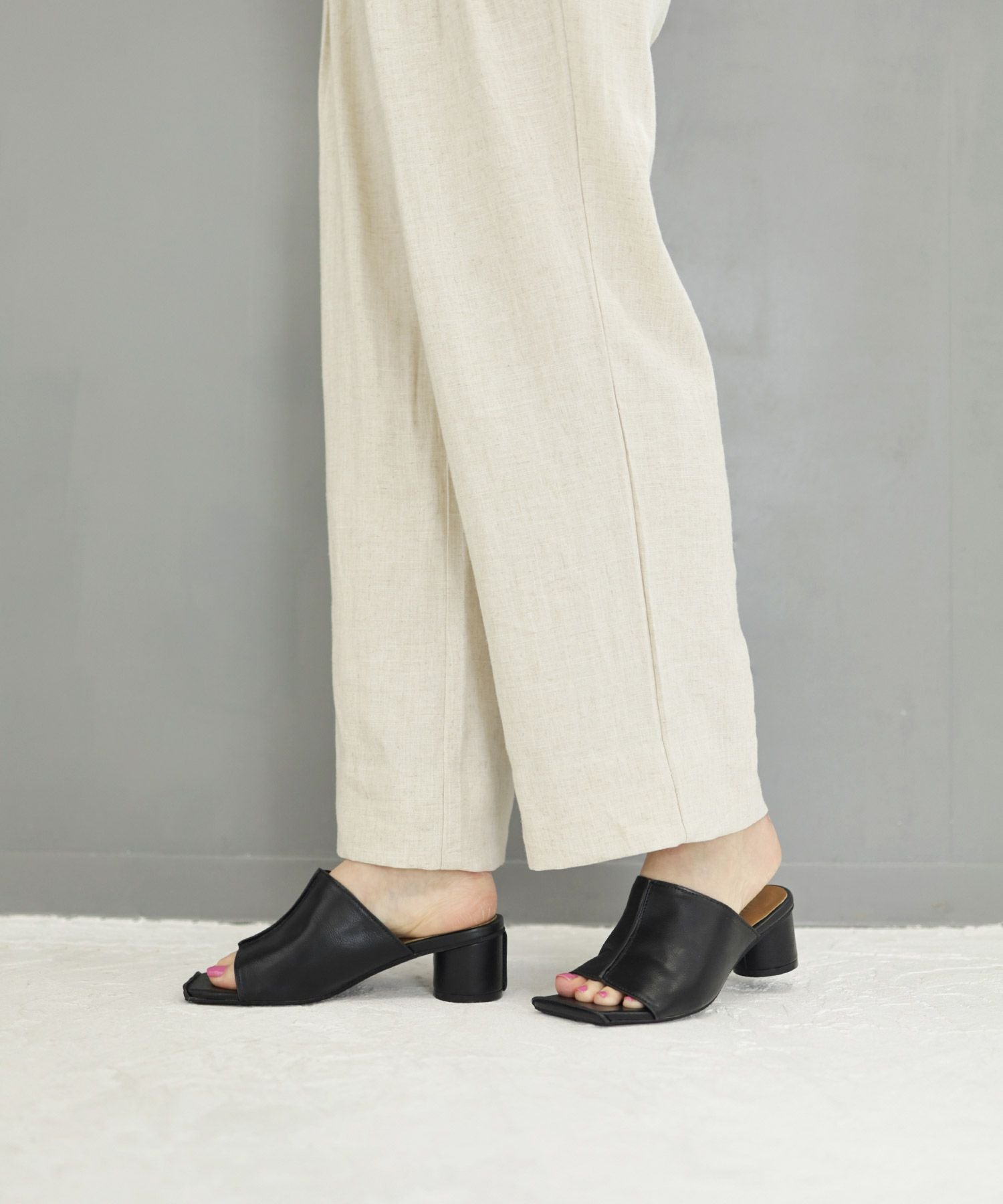 サークルヒールスクエアトゥミュールサンダル