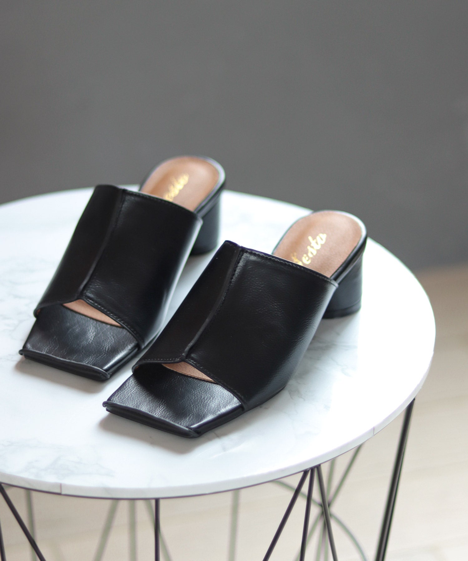 サークルヒールスクエアトゥミュールサンダル