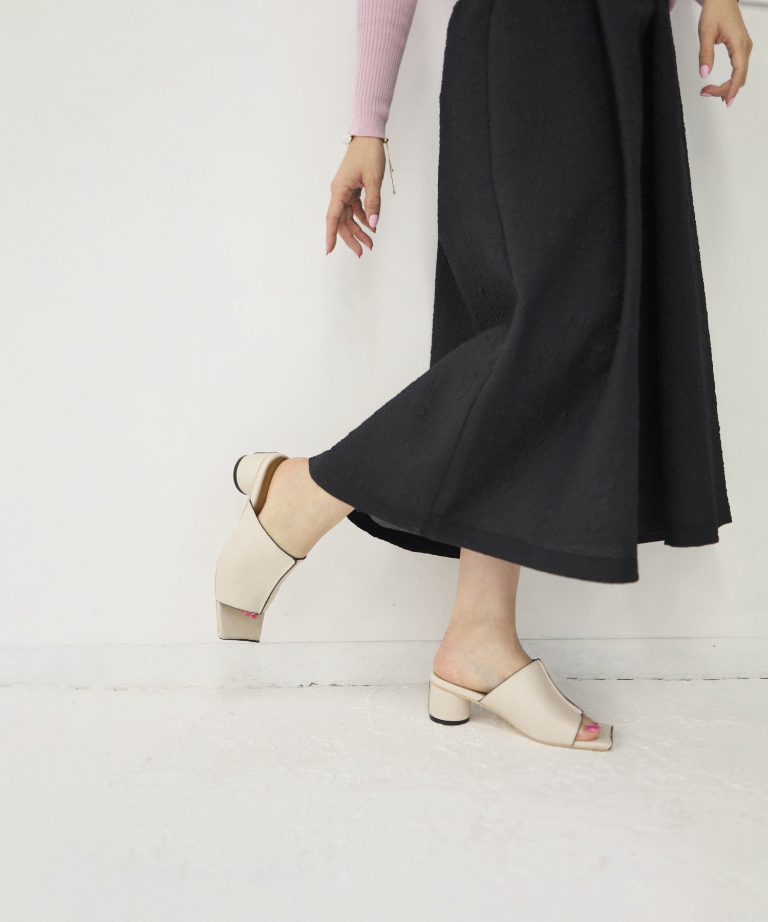 サークルヒールスクエアトゥミュールサンダル