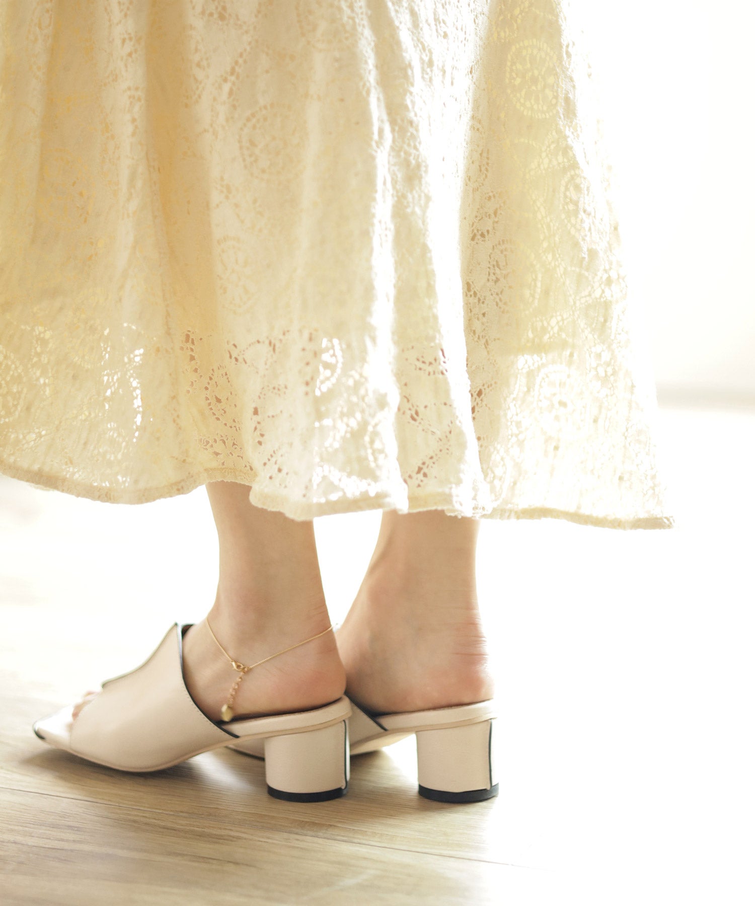 サークルヒールスクエアトゥミュールサンダル