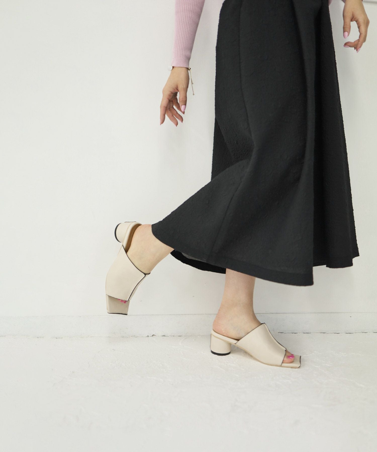 サークルヒールスクエアトゥミュールサンダル