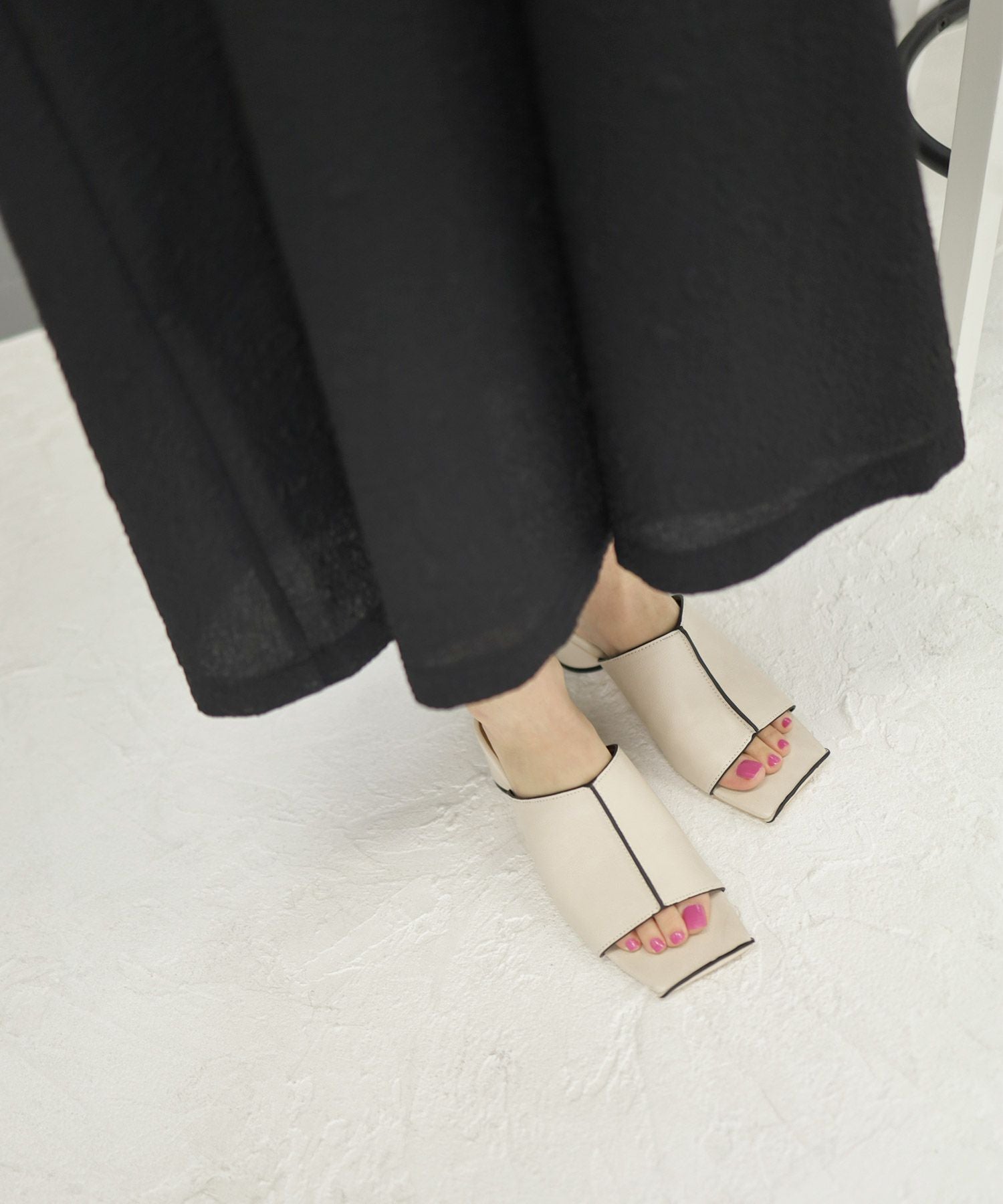 サークルヒールスクエアトゥミュールサンダル