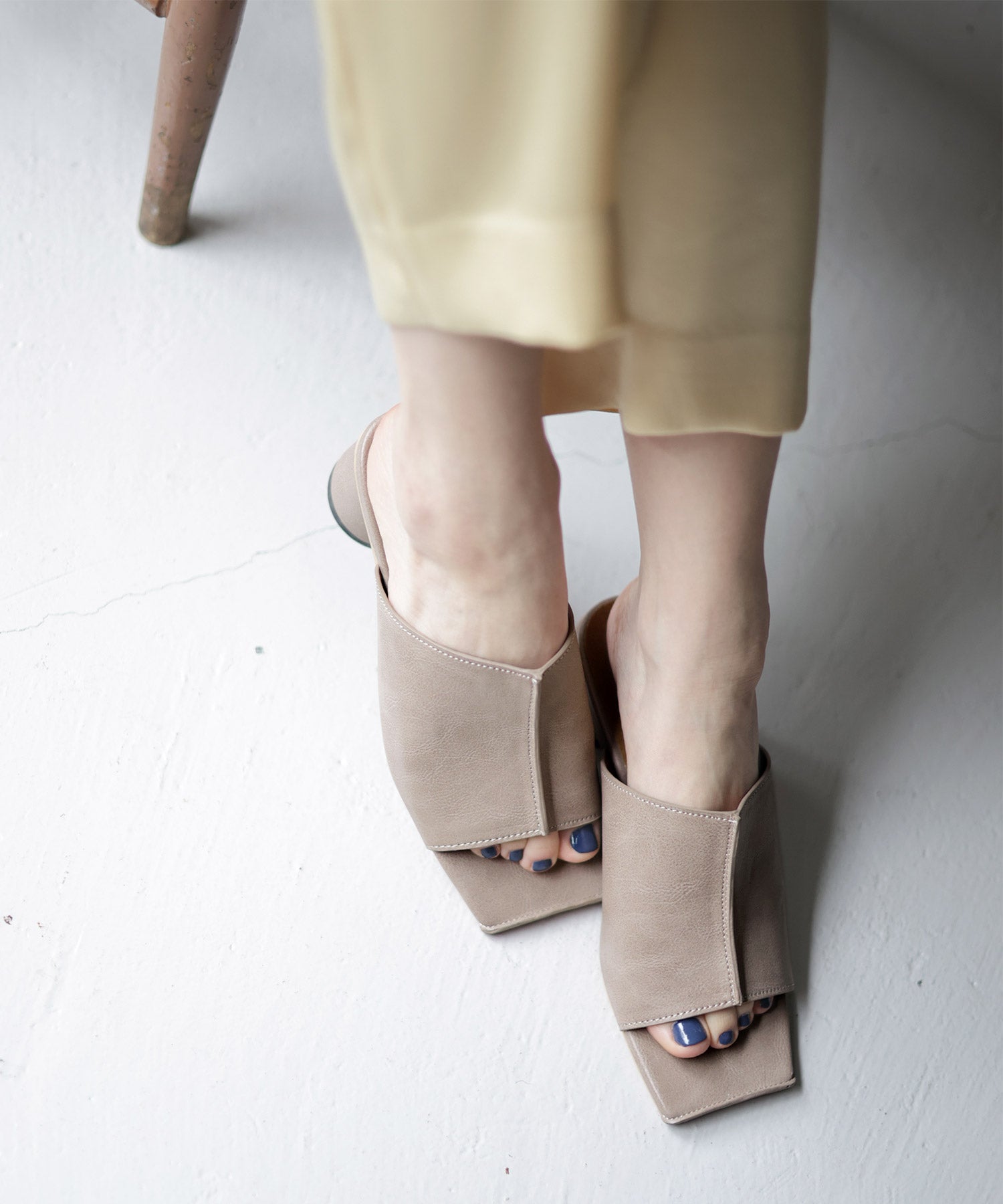 サークルヒールスクエアトゥミュールサンダル