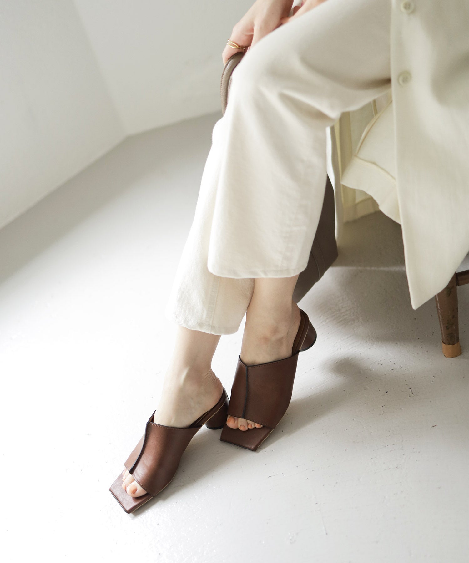 サークルヒールスクエアトゥミュールサンダル