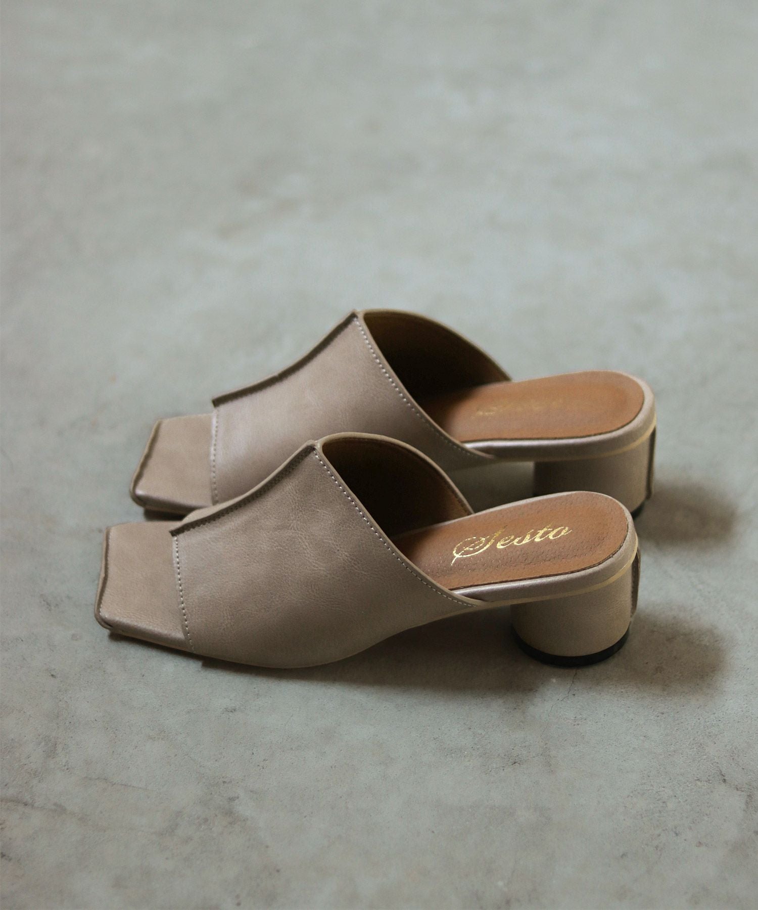 サークルヒールスクエアトゥミュールサンダル