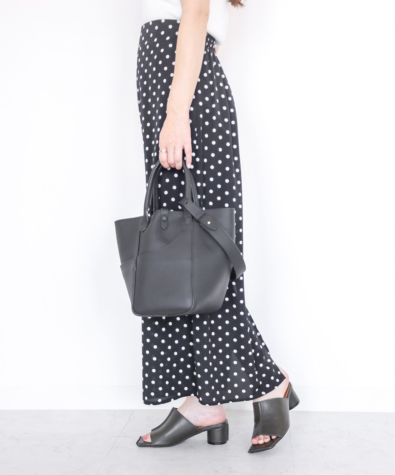 サークルヒールスクエアトゥミュールサンダル