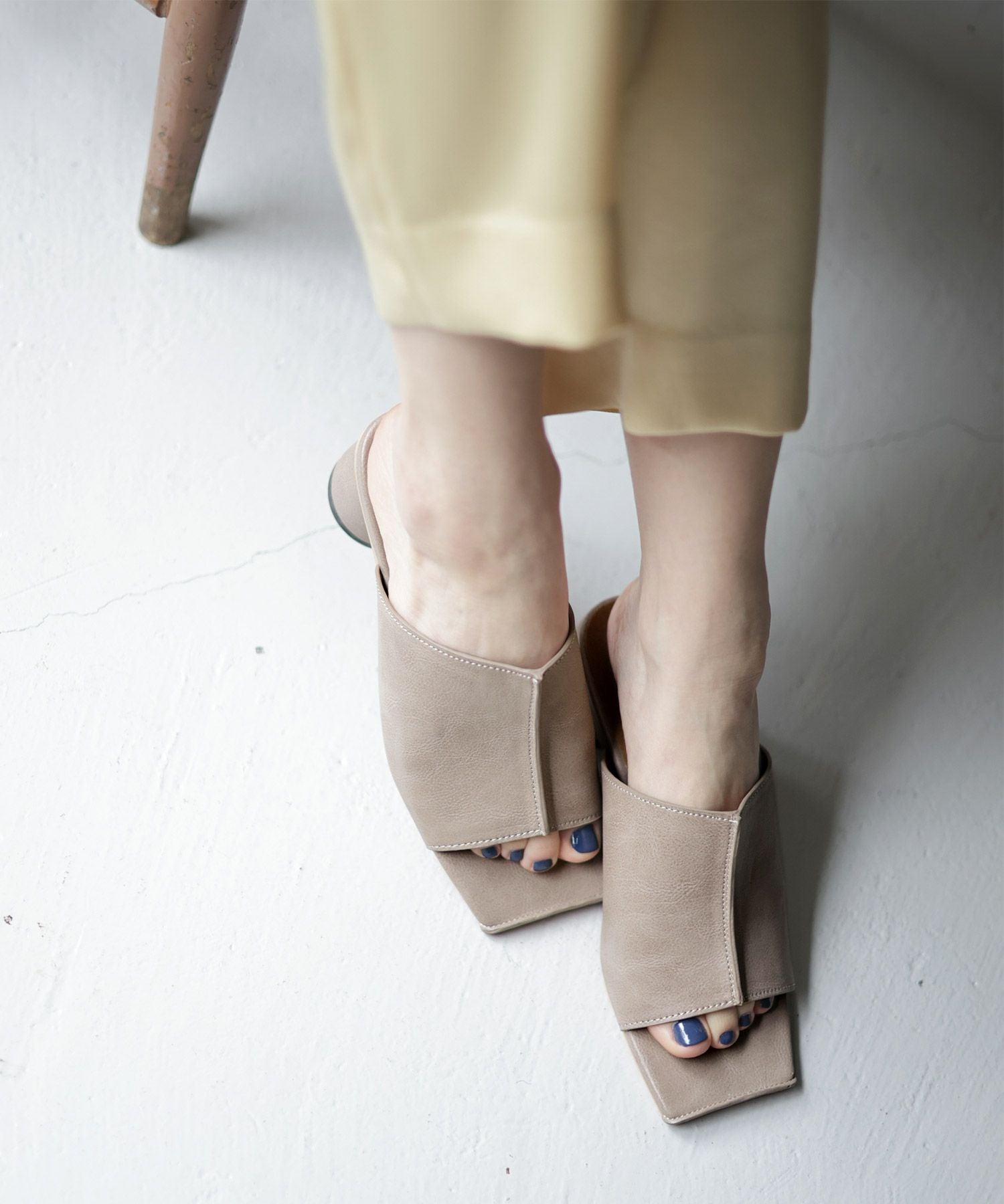 サークルヒールスクエアトゥミュールサンダル