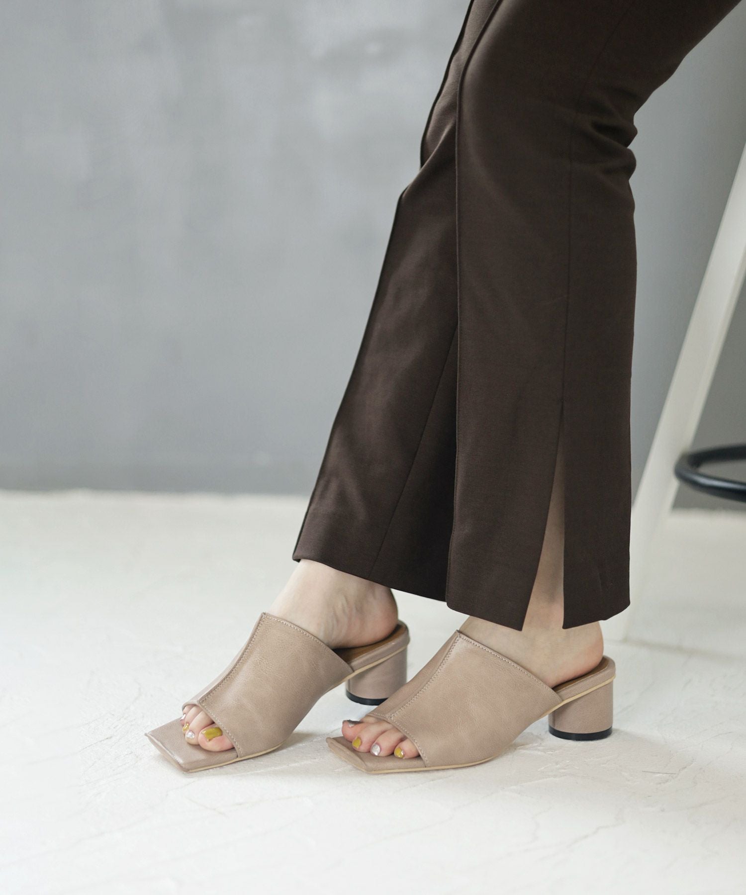 サークルヒールスクエアトゥミュールサンダル