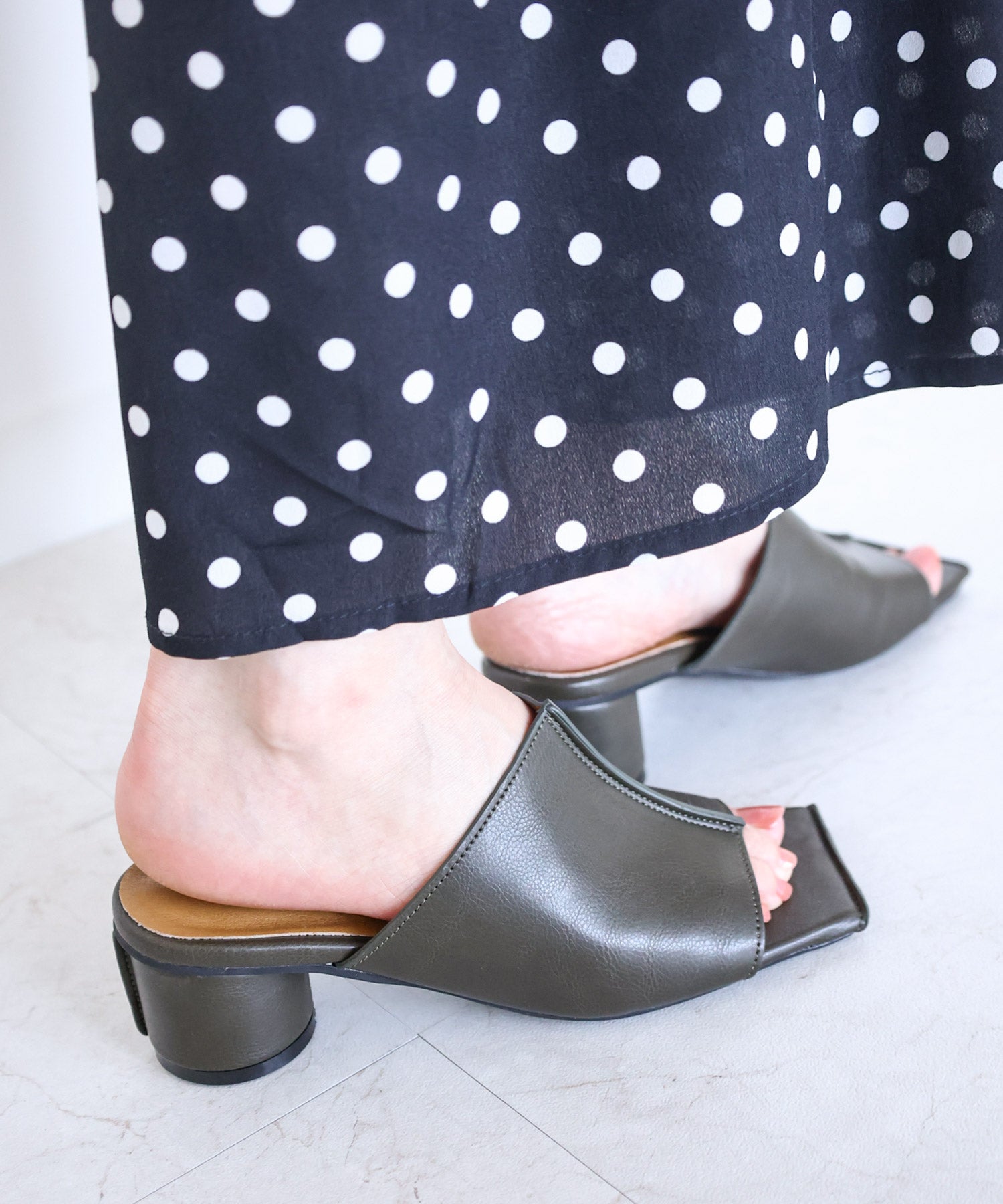 サークルヒールスクエアトゥミュールサンダル