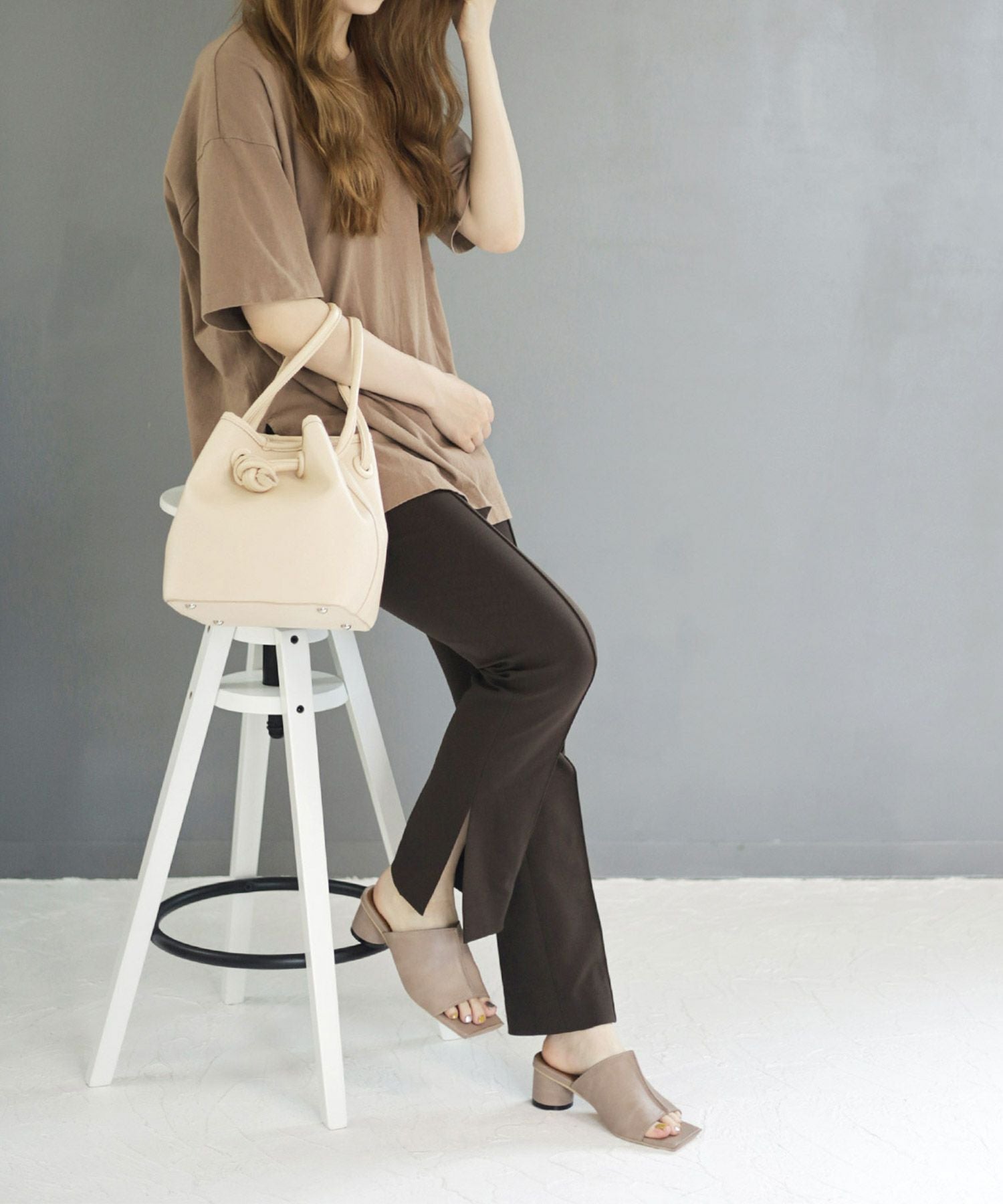 サークルヒールスクエアトゥミュールサンダル