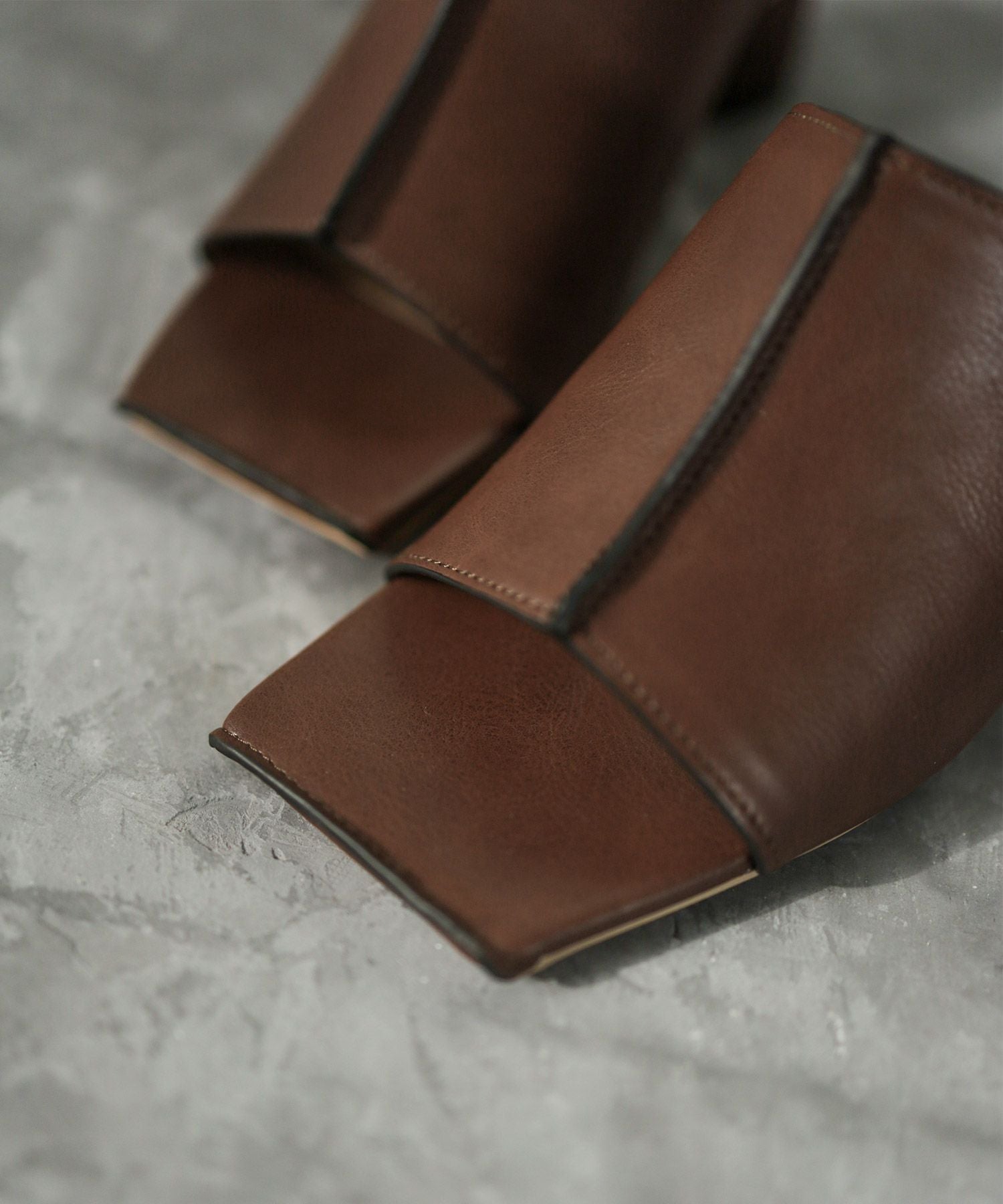 サークルヒールスクエアトゥミュールサンダル