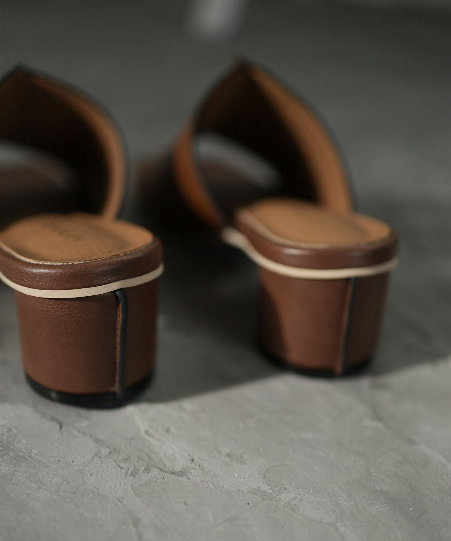 サークルヒールスクエアトゥミュールサンダル | SESTO(セスト