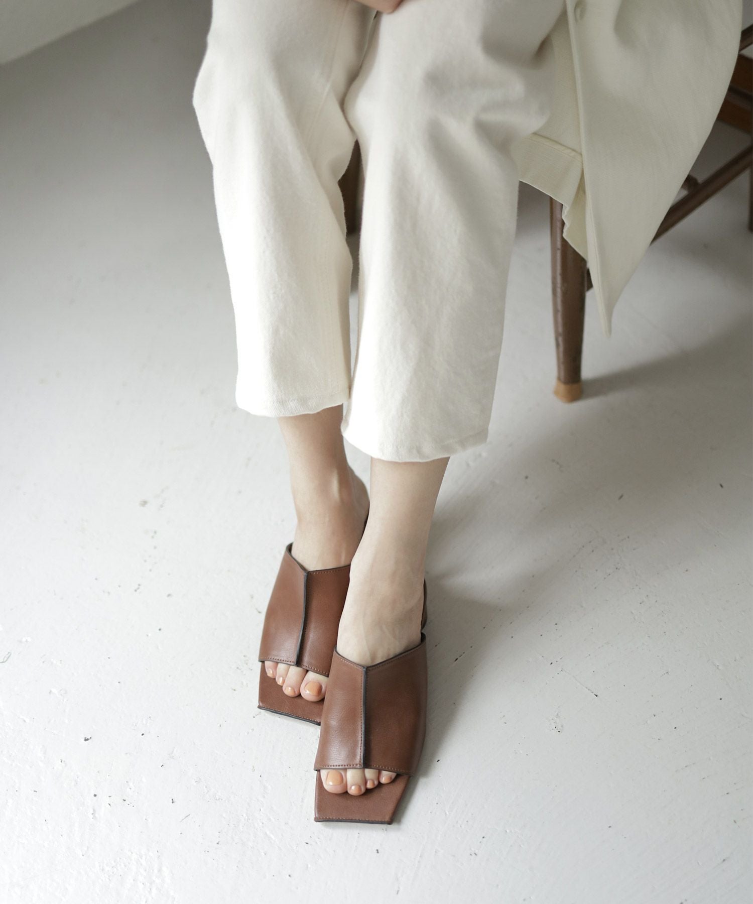 サークルヒールスクエアトゥミュールサンダル | SESTO(セスト