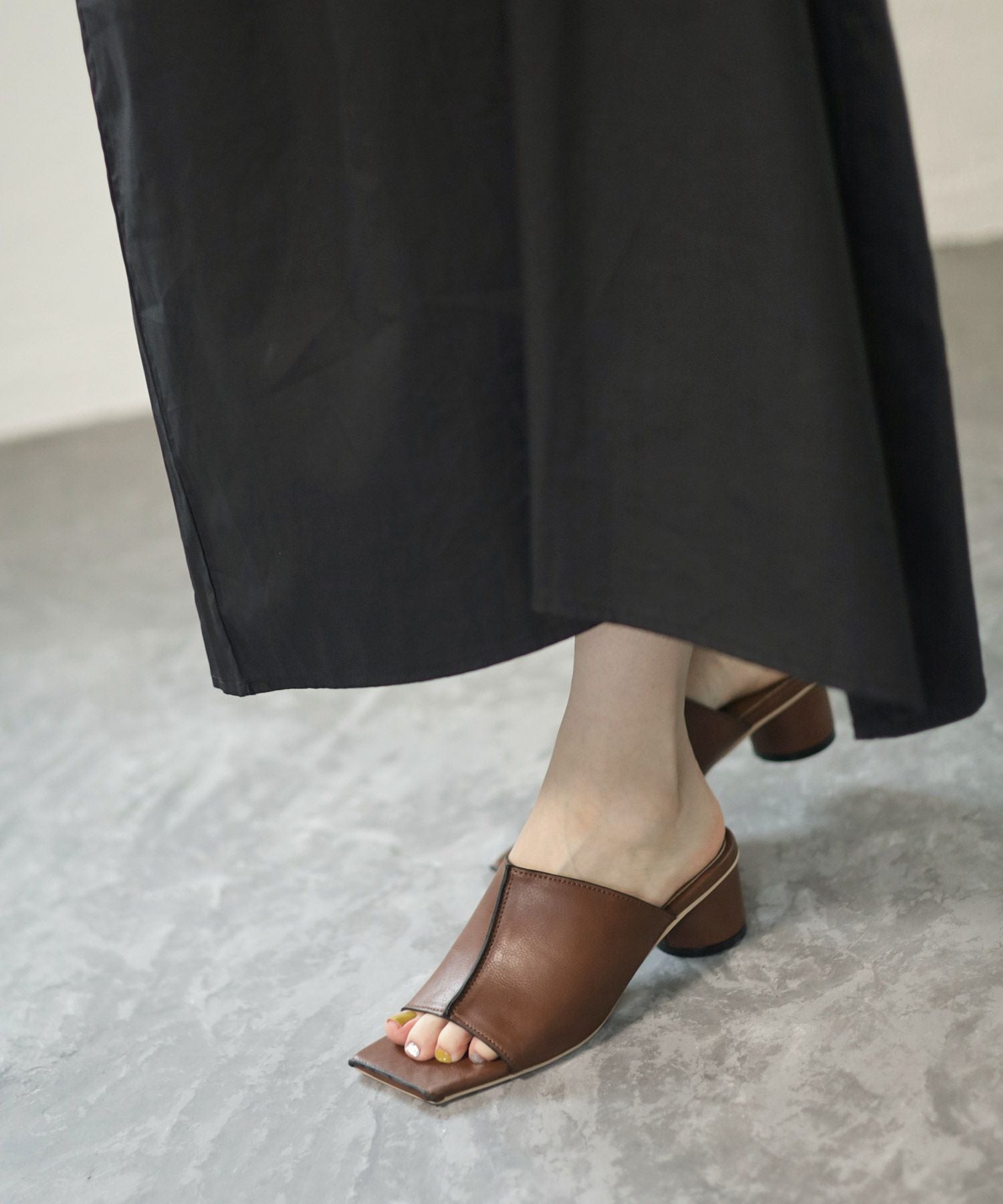 サークルヒールスクエアトゥミュールサンダル