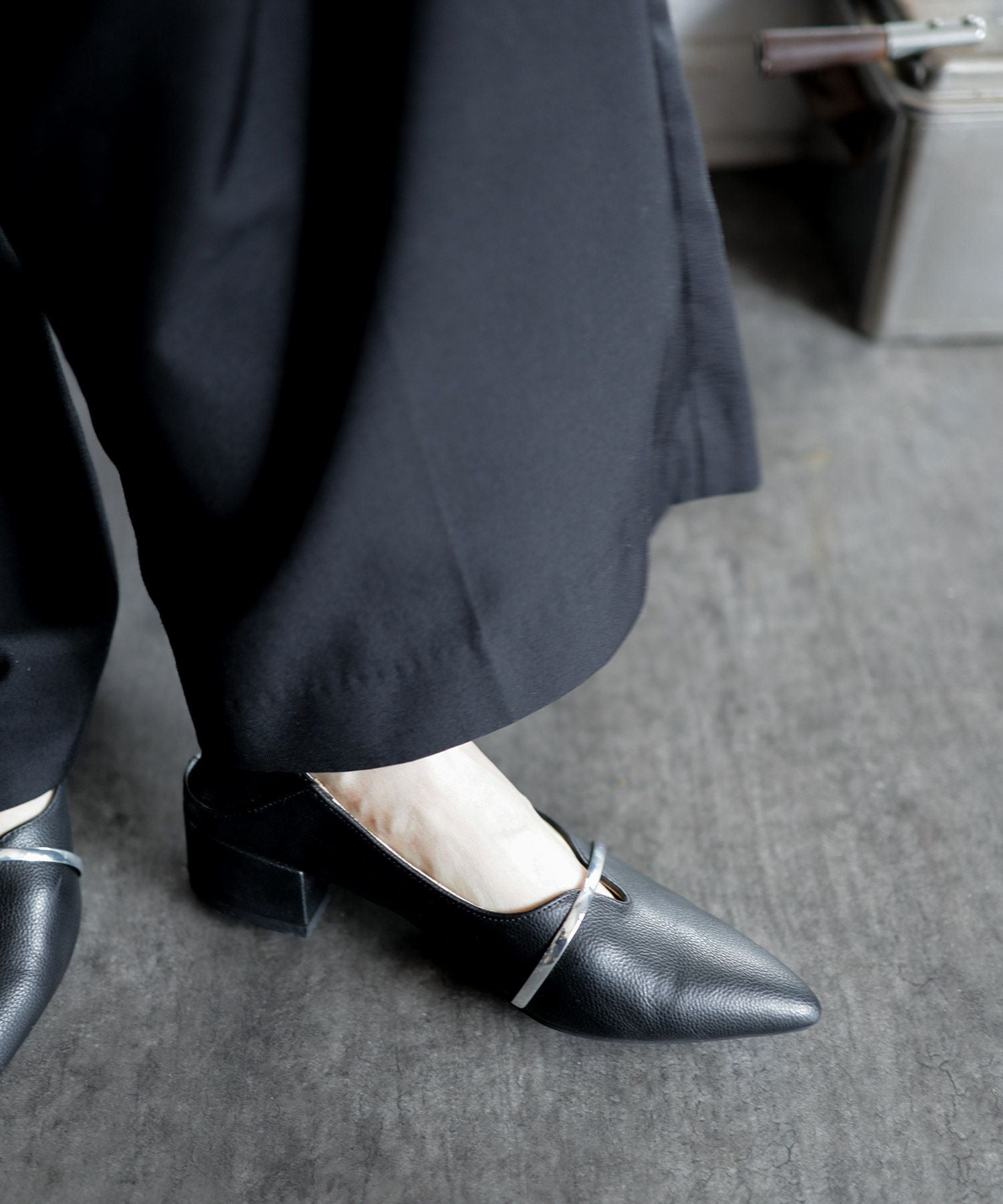 メタリックストラップバブーシュパンプス