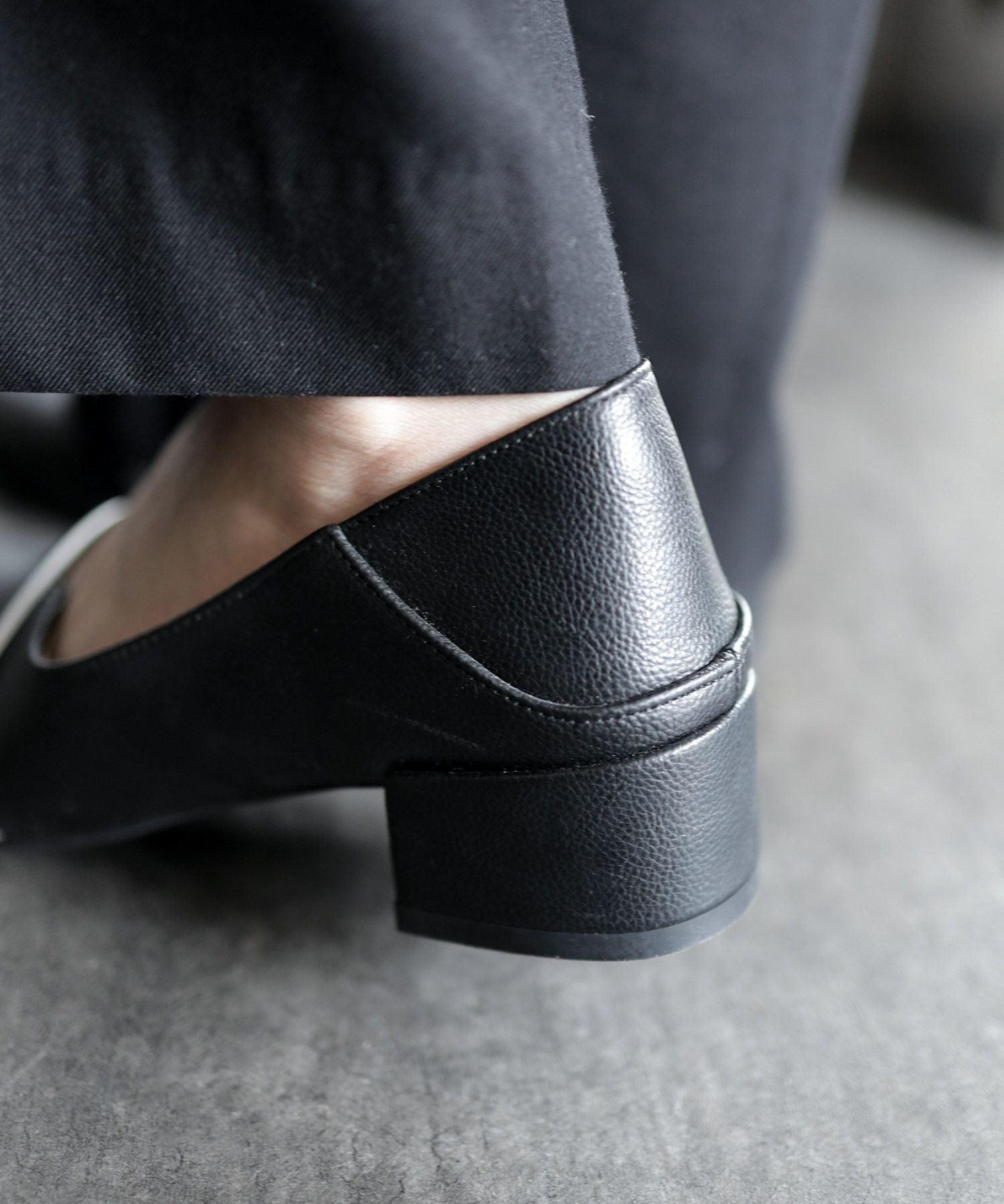 メタリックストラップバブーシュパンプス