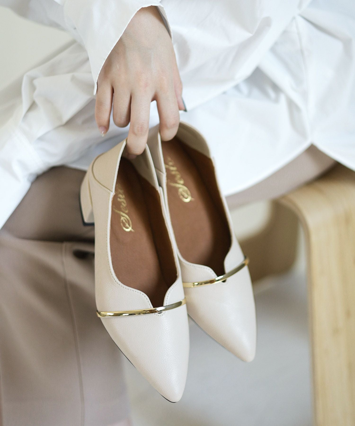 メタリックストラップバブーシュパンプス