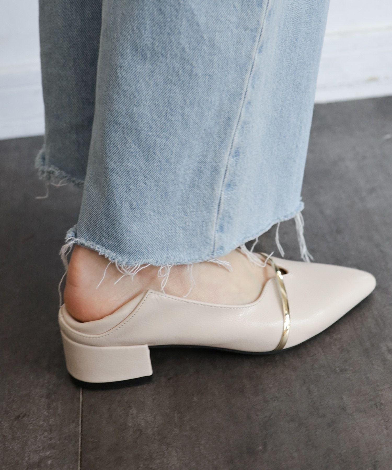 メタリックストラップバブーシュパンプス