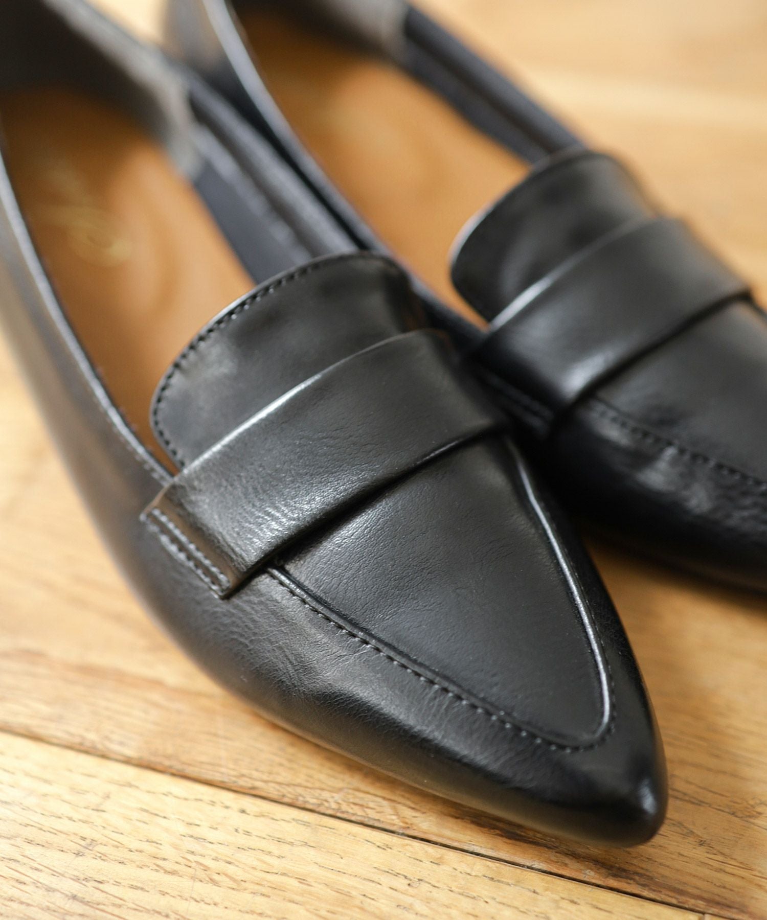 ポインテッドトゥローヒールローファーパンプス