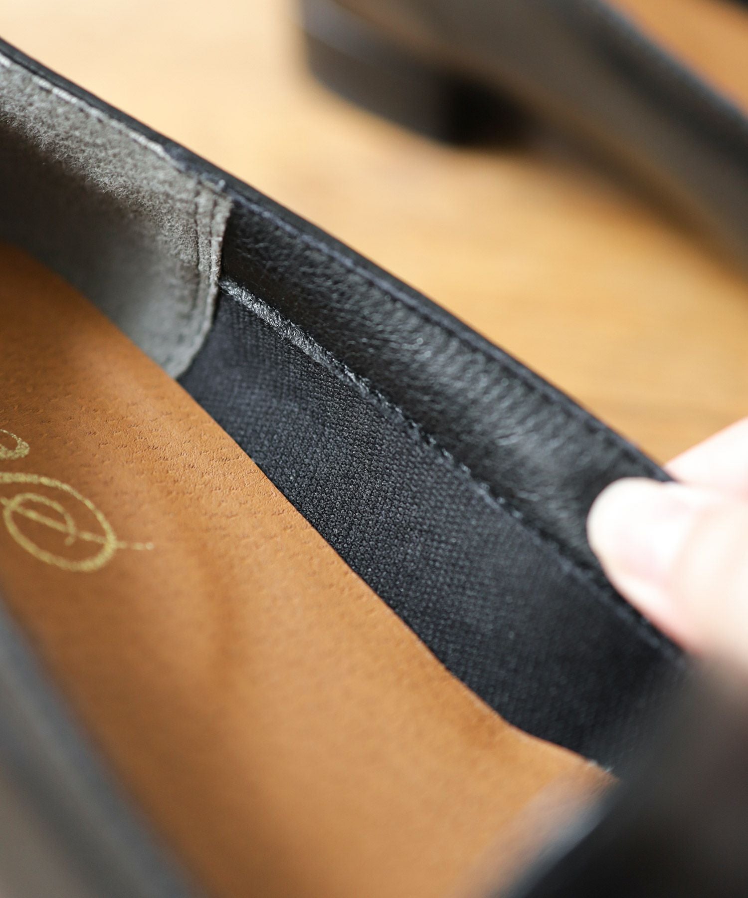 ポインテッドトゥローヒールローファーパンプス