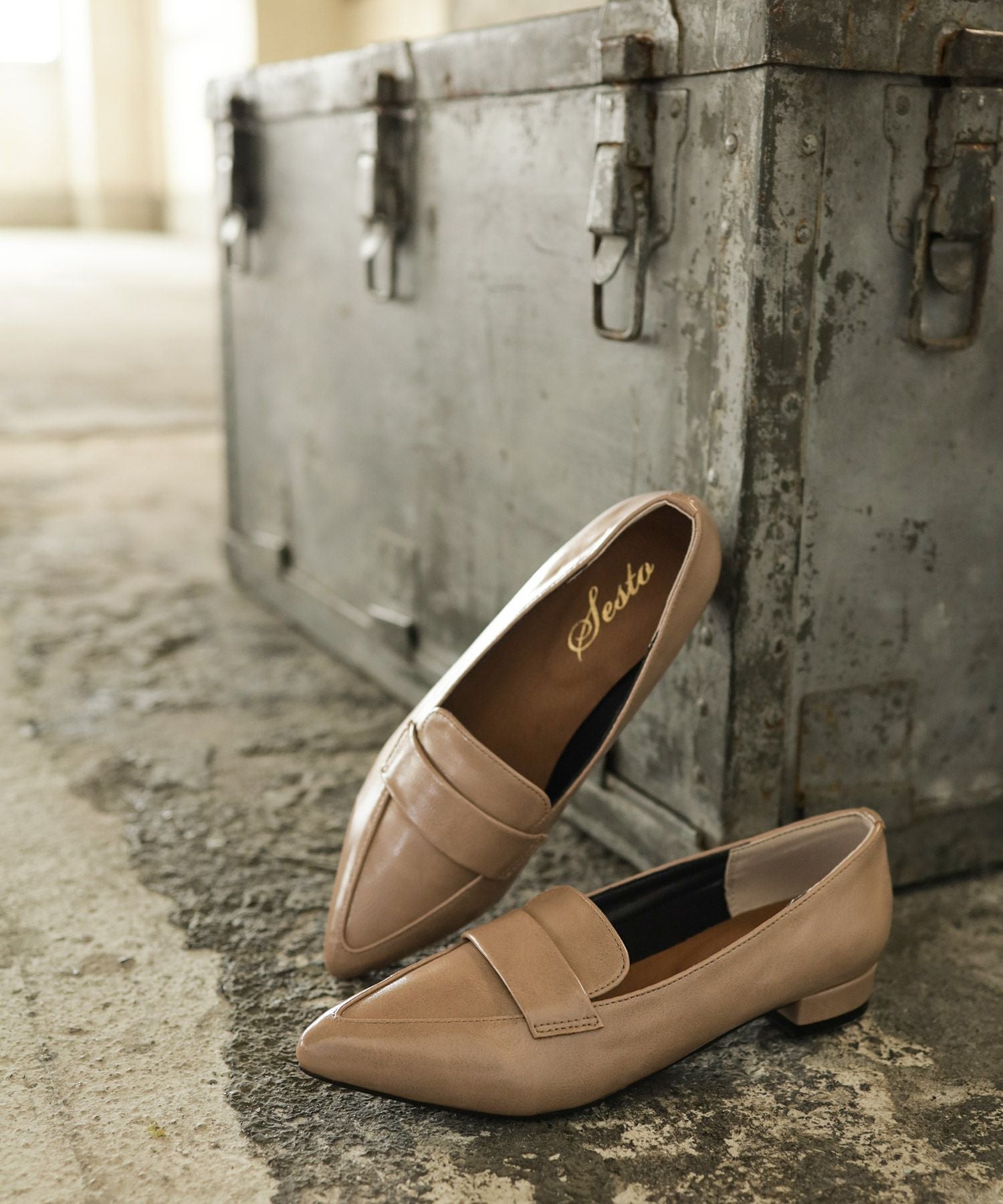 ポインテッドトゥローヒールローファーパンプス