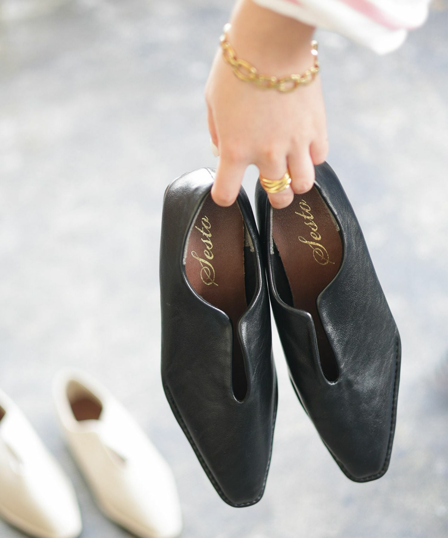 ステッチデザインローヒールVカットマニッシュパンプス