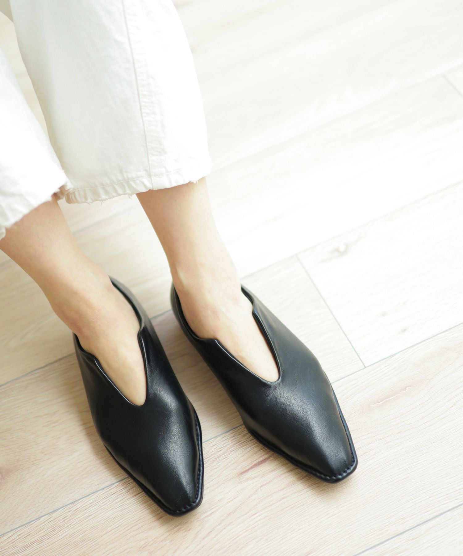 ステッチデザインローヒールVカットマニッシュパンプス