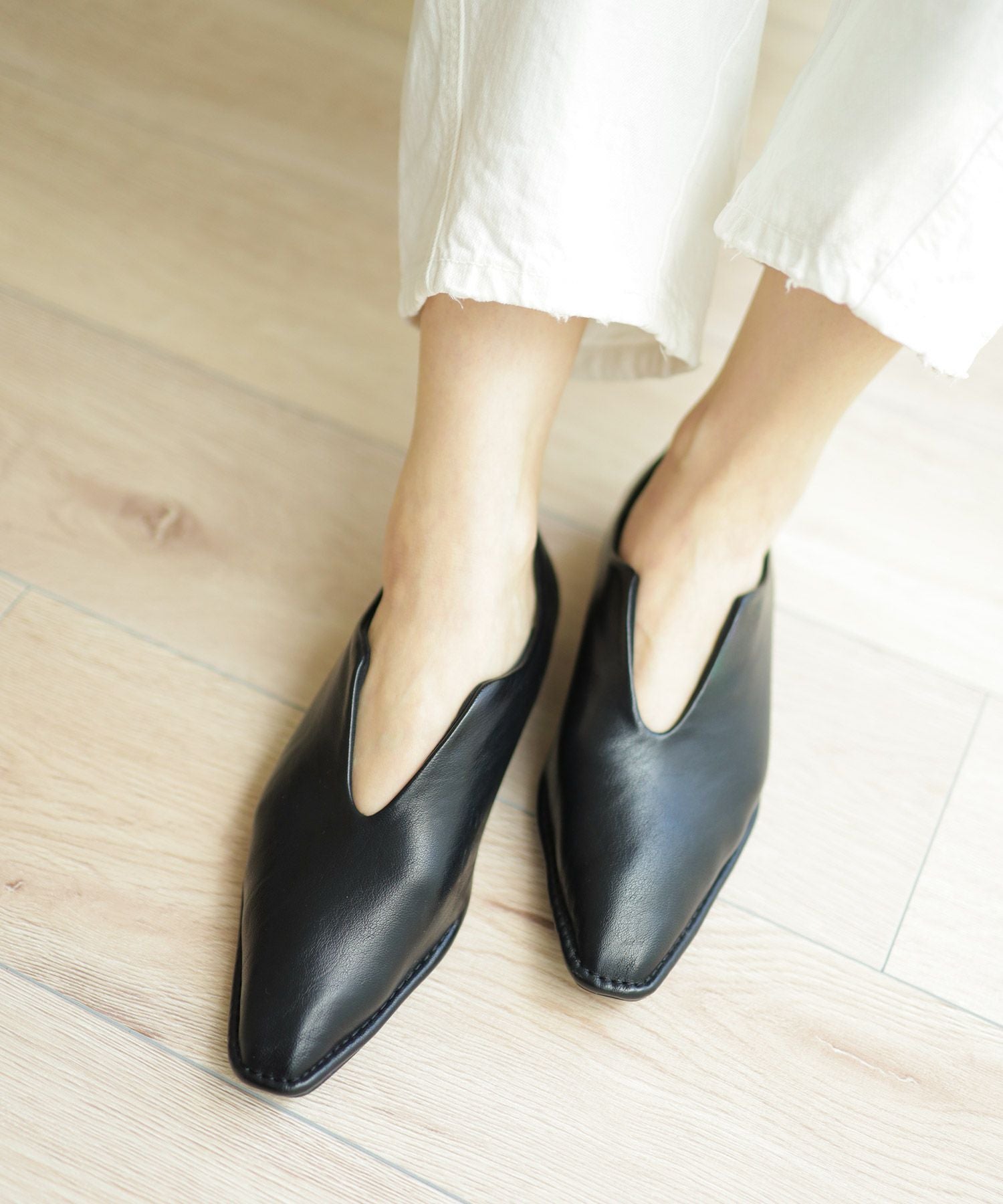 ステッチデザインローヒールVカットマニッシュパンプス