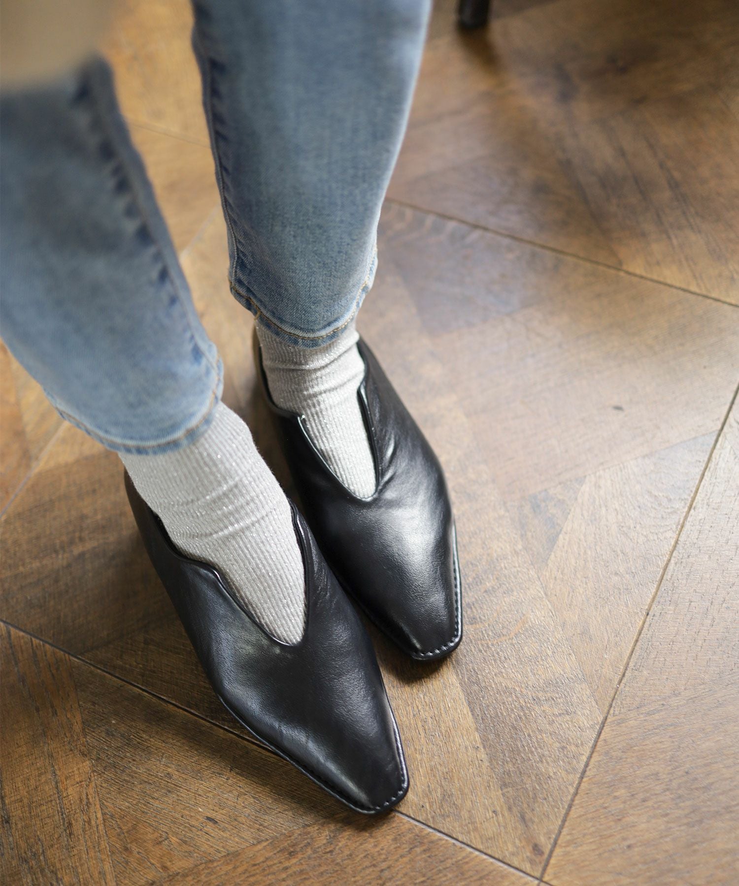 ステッチデザインローヒールVカットマニッシュパンプス