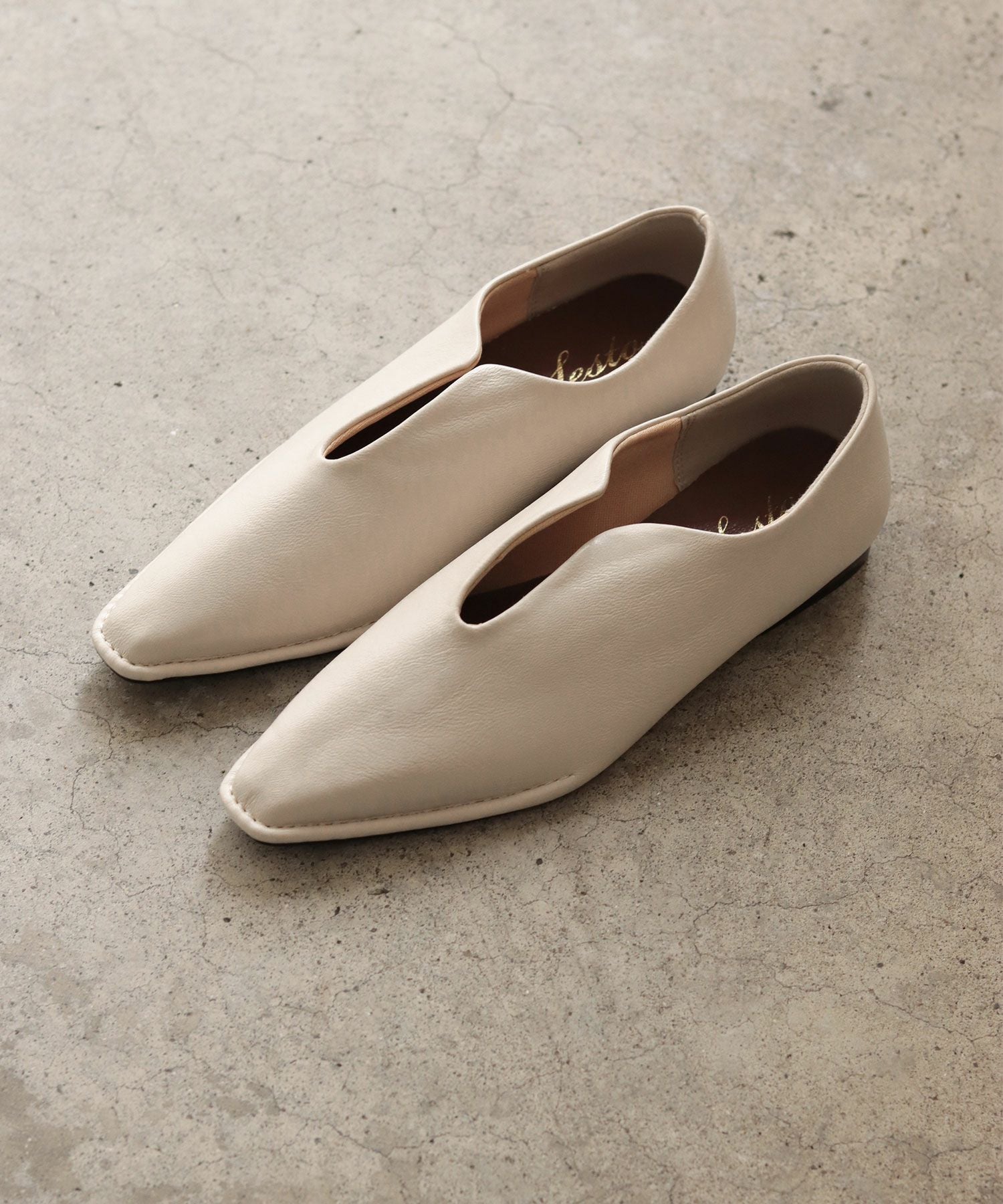 ステッチデザインローヒールVカットマニッシュパンプス