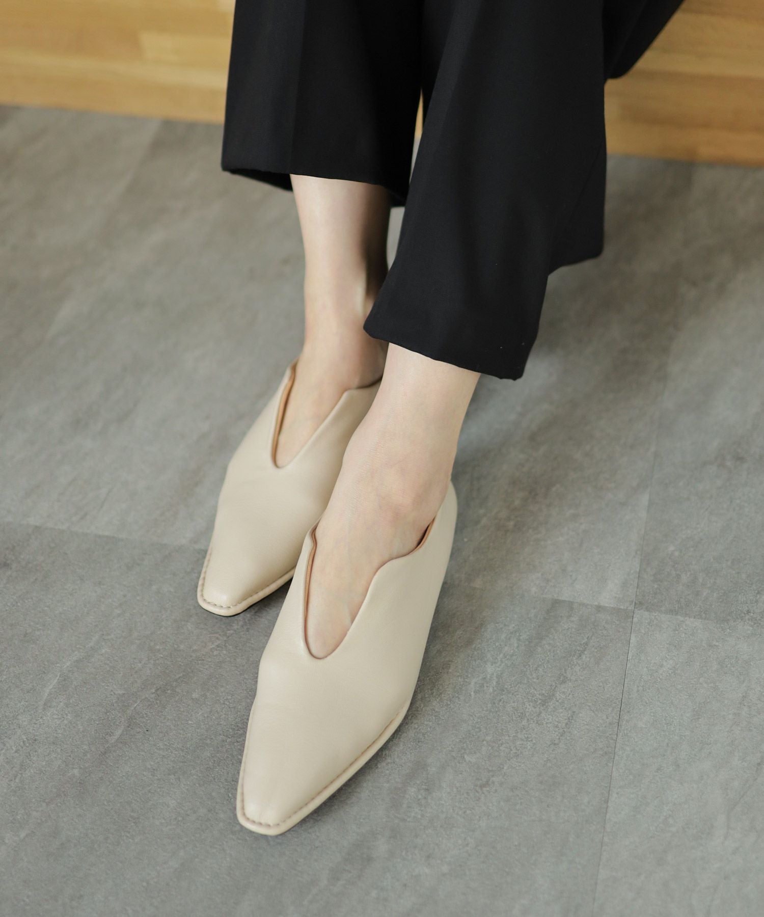 ステッチデザインローヒールVカットマニッシュパンプス