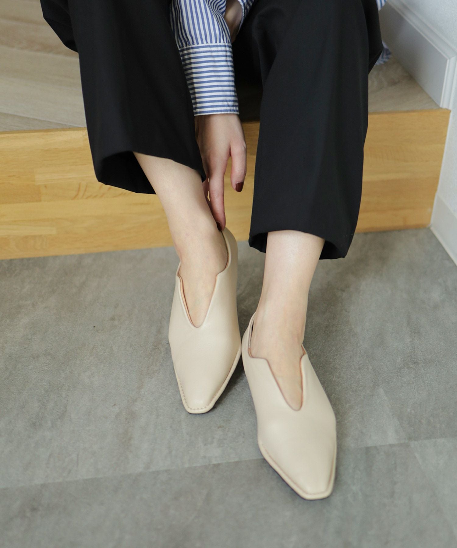 ステッチデザインローヒールVカットマニッシュパンプス