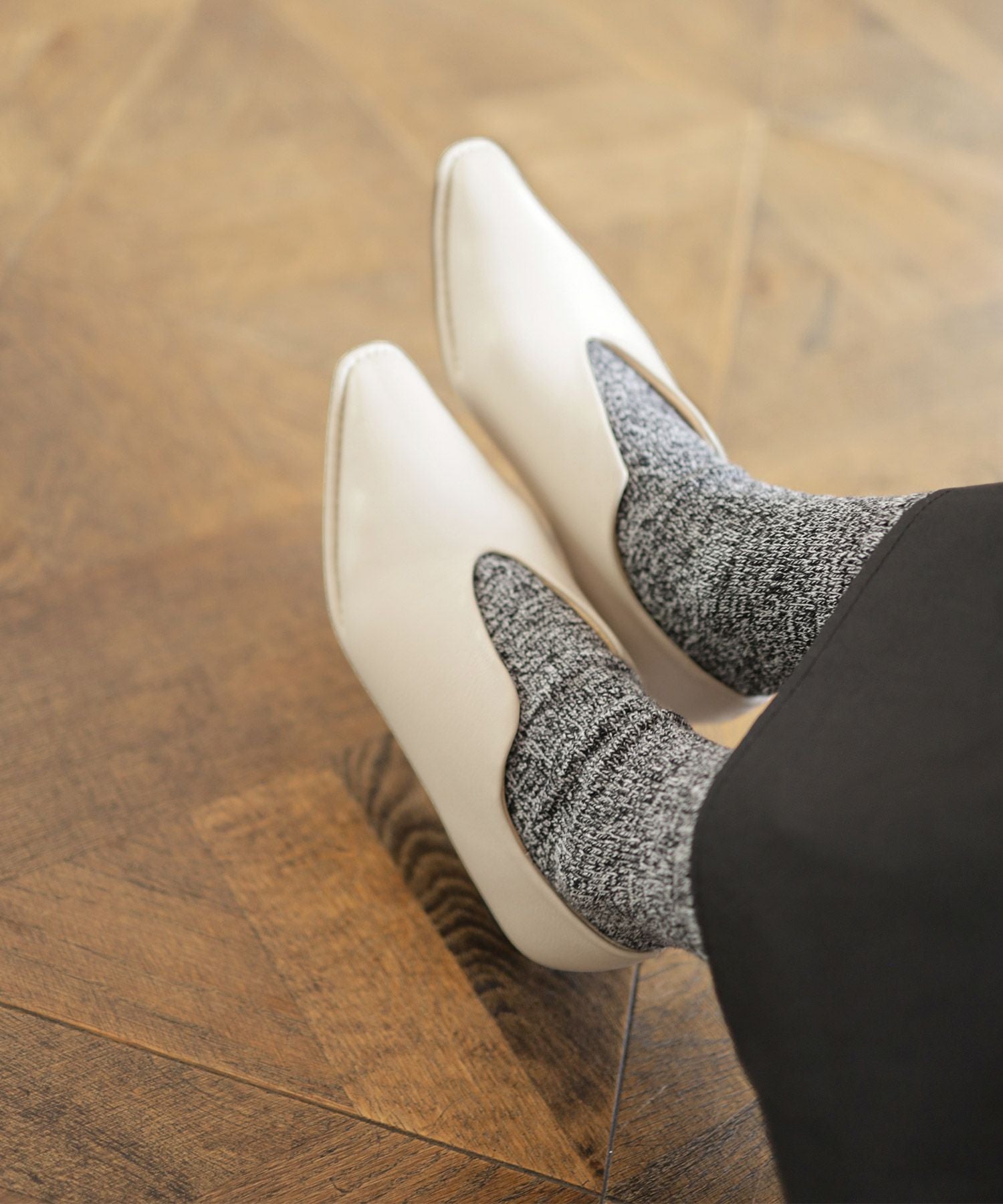 ステッチデザインローヒールVカットマニッシュパンプス