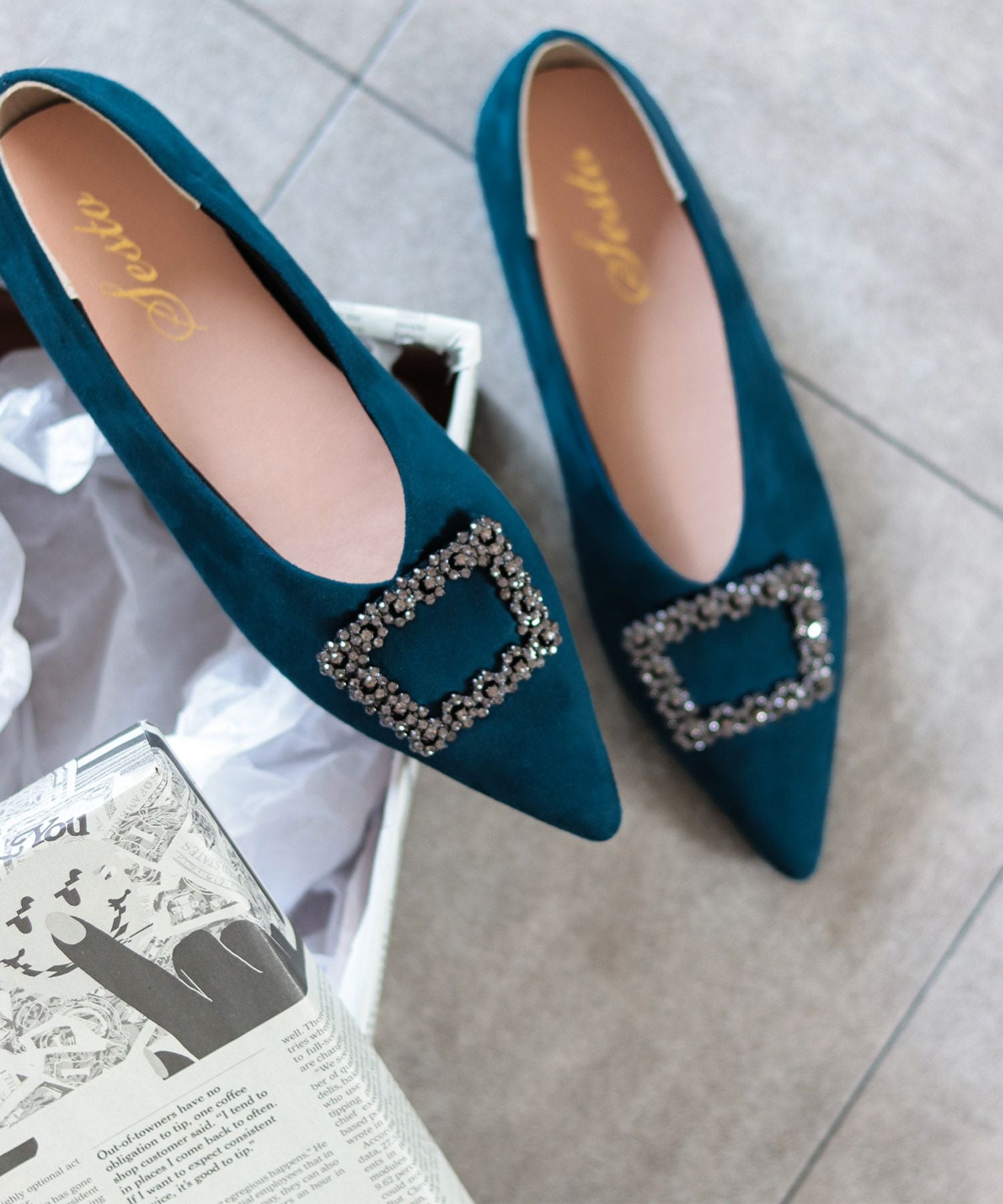 ビジューモチーフVカットポインテッドトゥフラットパンプス▲返品交換不可