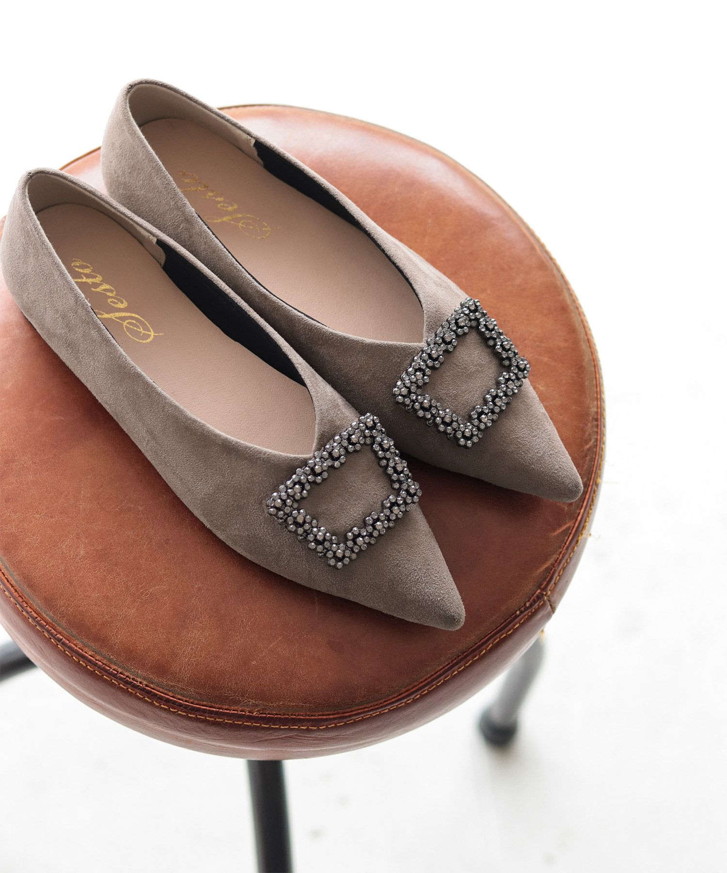 ビジューモチーフVカットポインテッドトゥフラットパンプス△返品交換