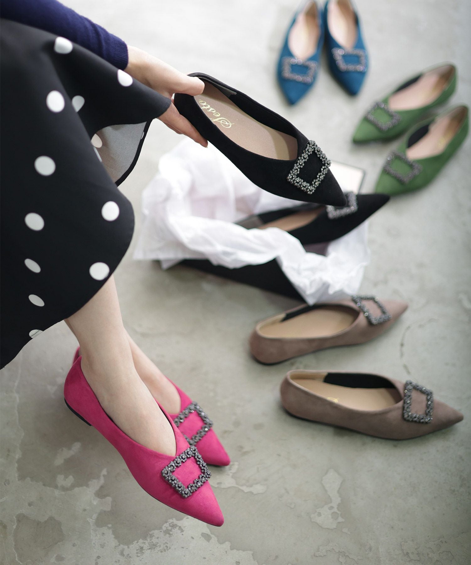 ビジューモチーフVカットポインテッドトゥフラットパンプス▲返品交換不可