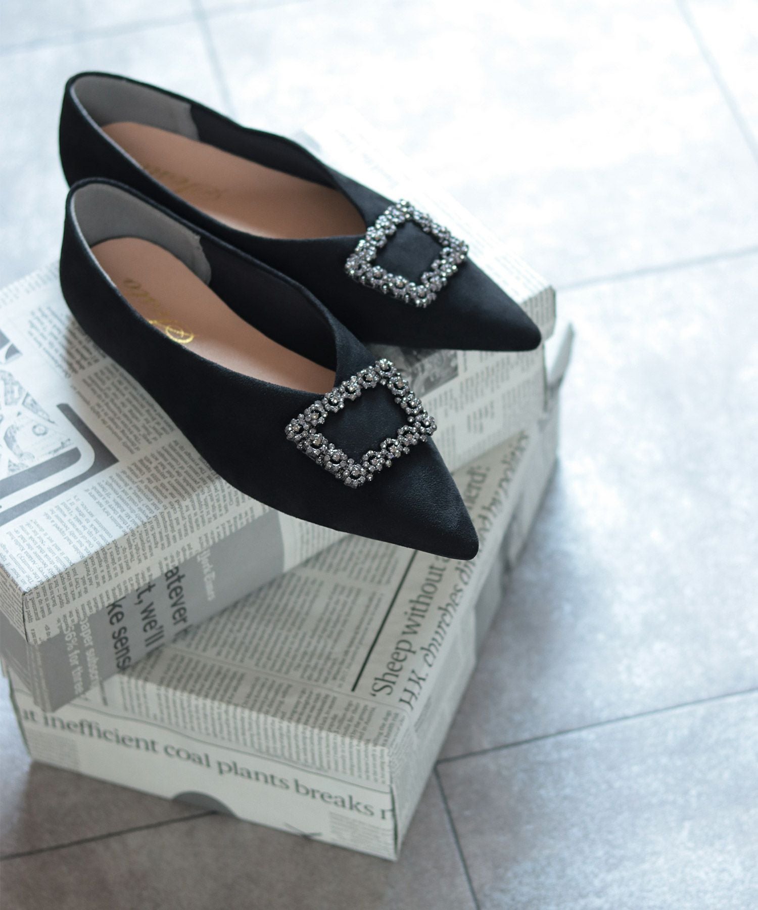 ビジューモチーフVカットポインテッドトゥフラットパンプス▲返品交換不可