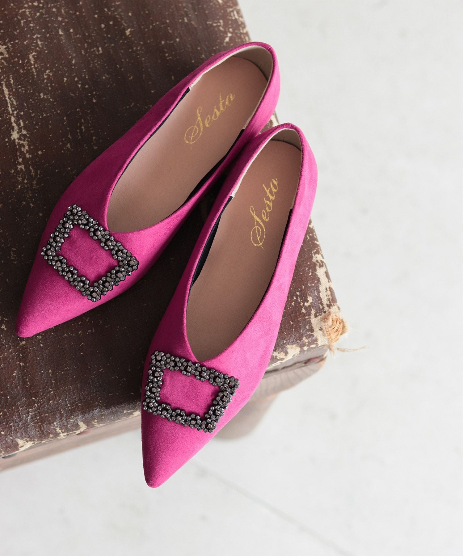 ビジューモチーフVカットポインテッドトゥフラットパンプス▲返品交換不可