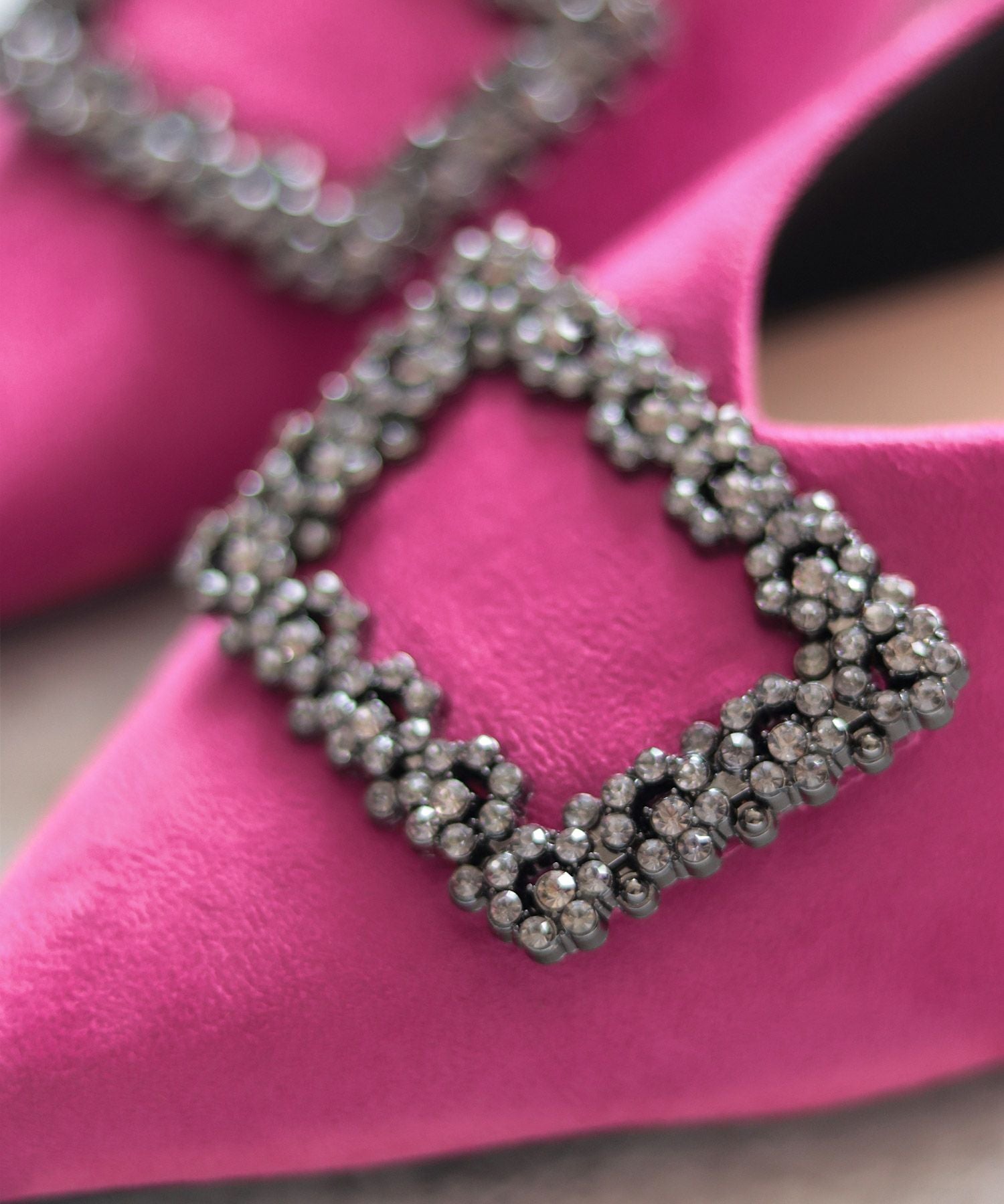 ビジューモチーフVカットポインテッドトゥフラットパンプス▲返品交換不可