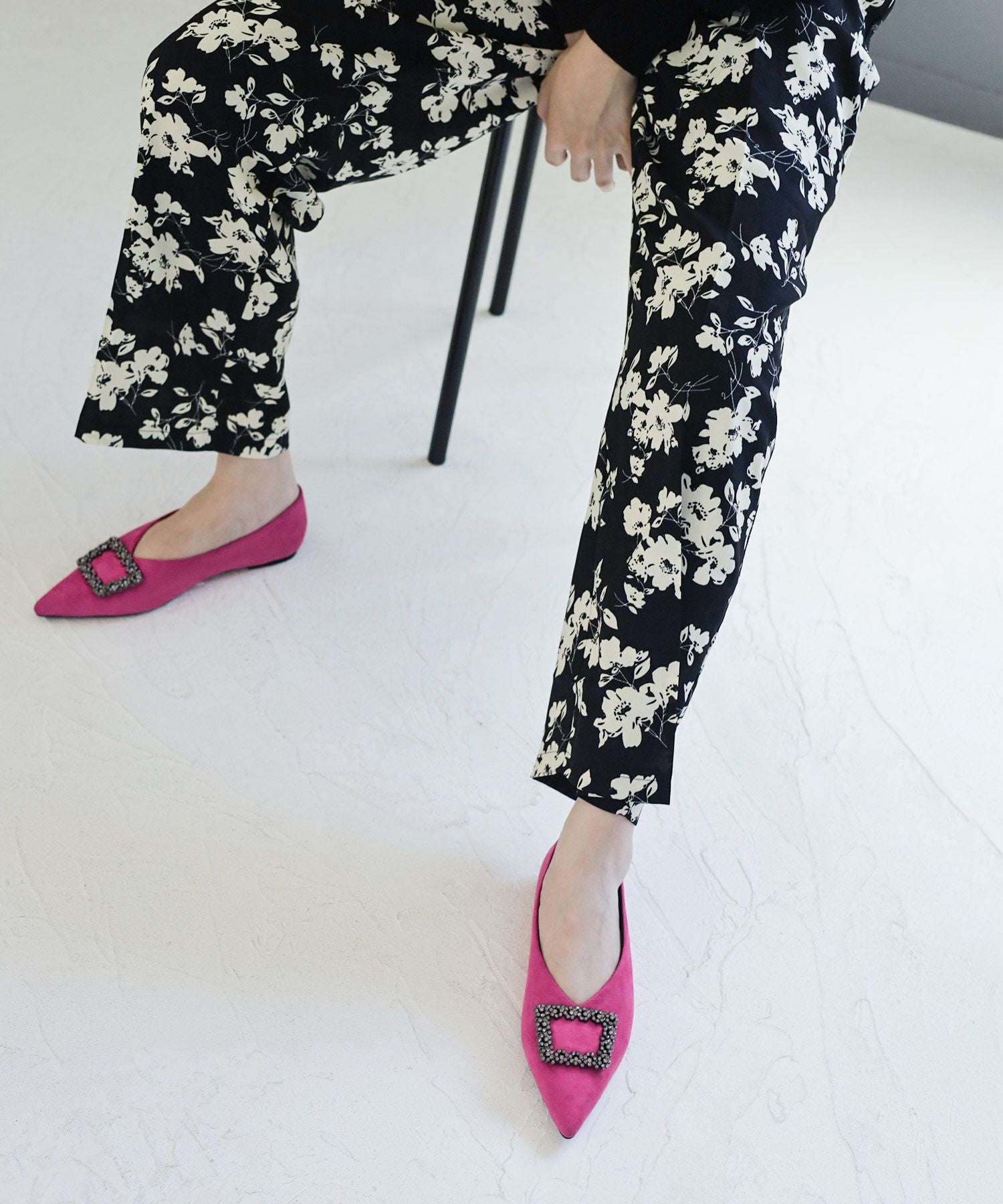 ビジューモチーフVカットポインテッドトゥフラットパンプス△返品交換