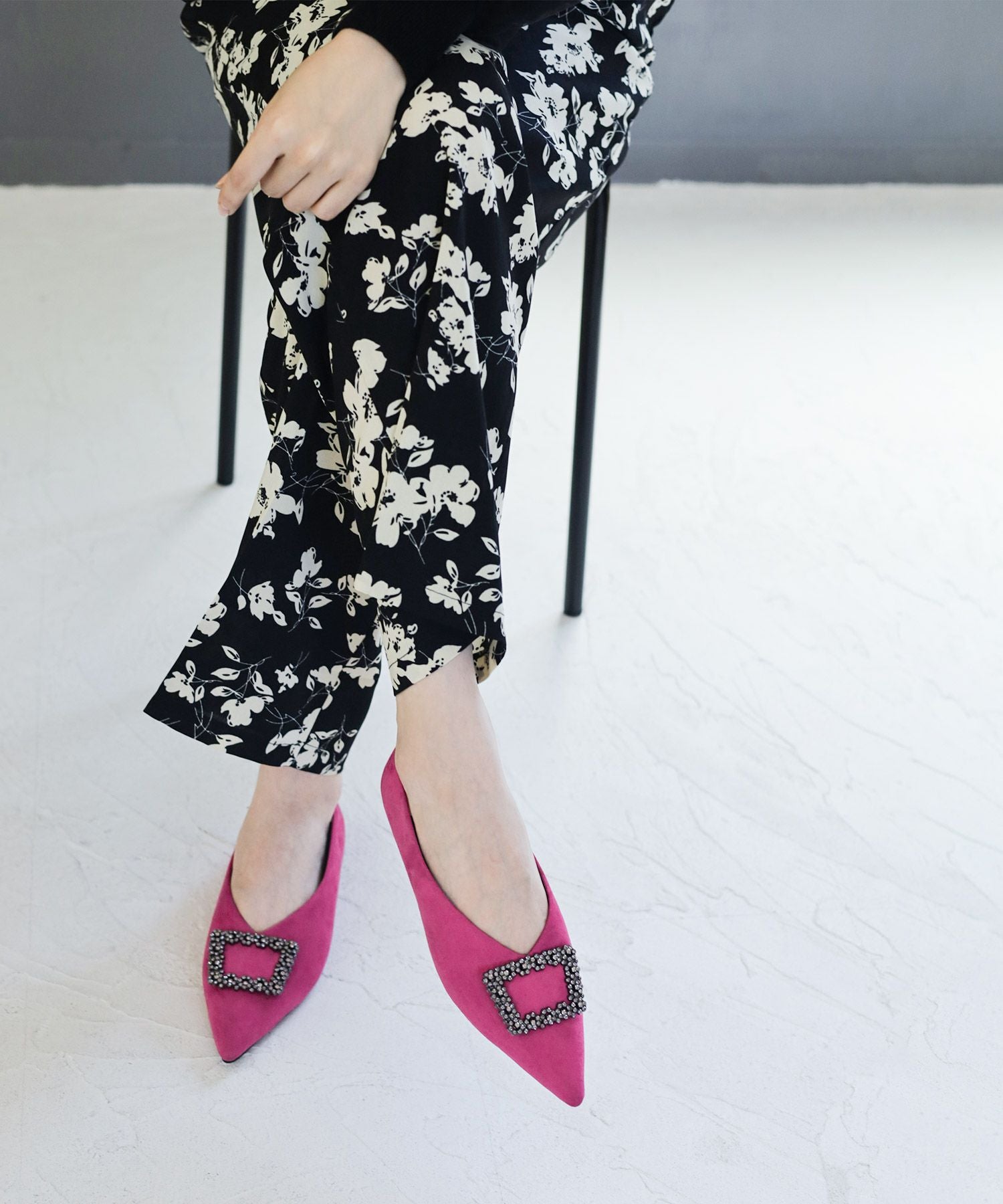 ビジューモチーフVカットポインテッドトゥフラットパンプス▲返品交換不可