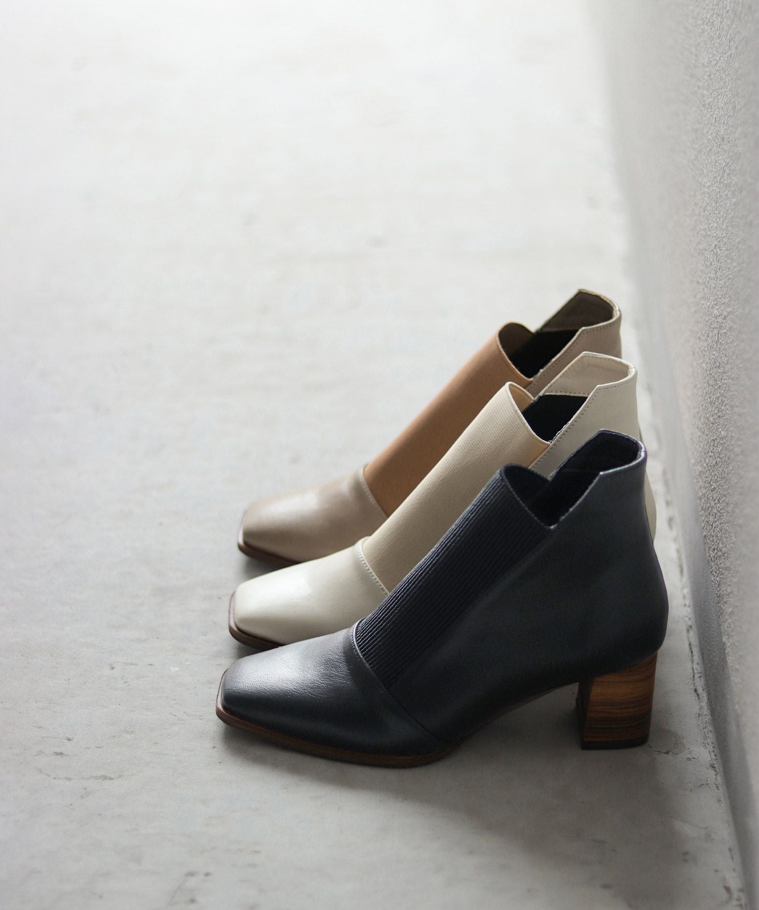 ウッドヒールのゴムフィットアンクルブーティ風パンプス【公式ショップ・ZOZOTOWN・amazon限定販売アイテム】
