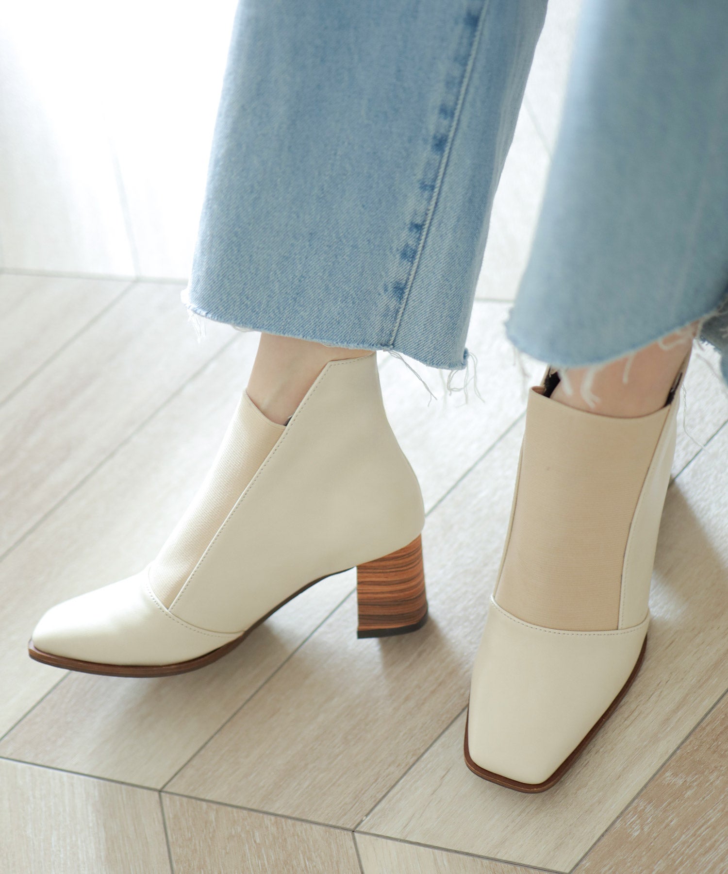 ウッドヒールのゴムフィットアンクルブーティ風パンプス