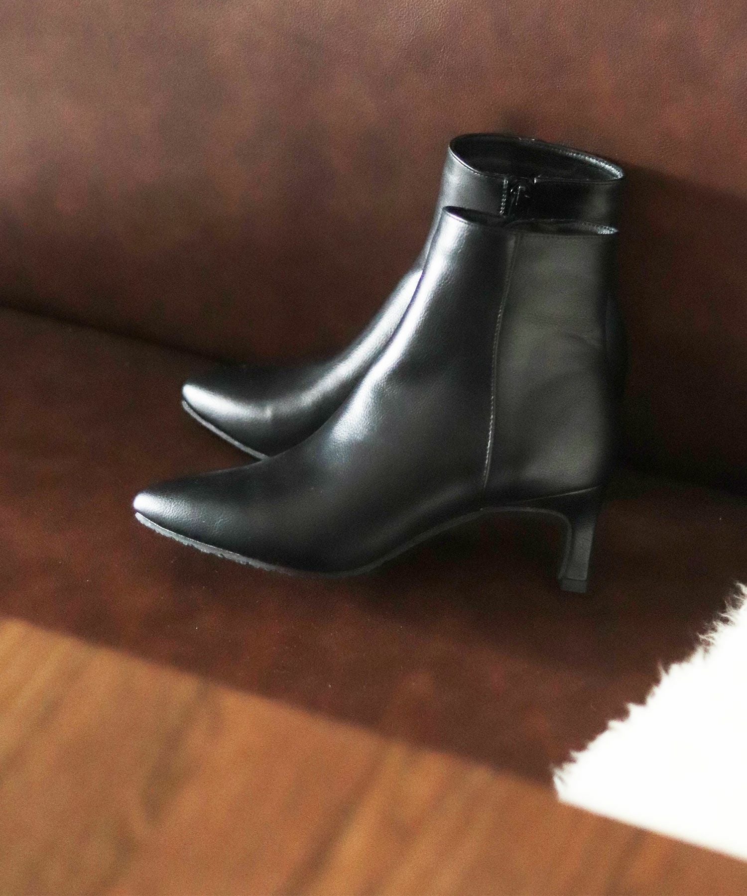 削れにくいかかとゴム使用！ポインテッドトゥストレートヒールショートブーツ