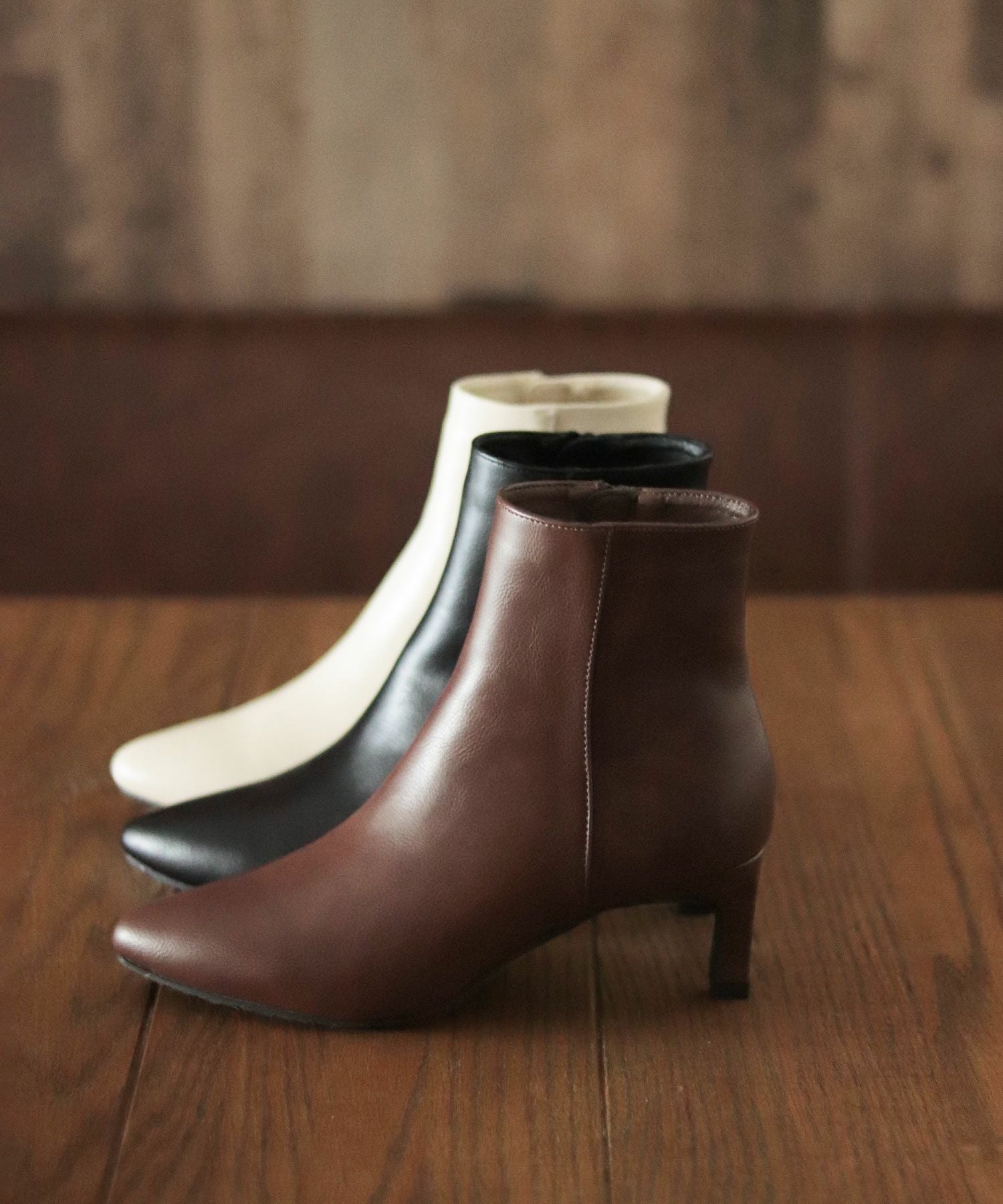 削れにくいかかとゴム使用！ポインテッドトゥストレートヒールショートブーツ