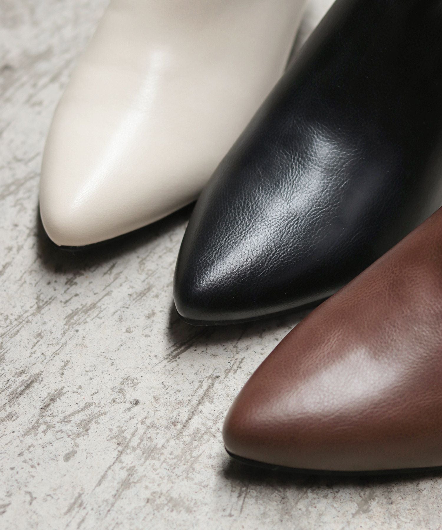 削れにくいかかとゴム使用！ポインテッドトゥストレートヒールショートブーツ