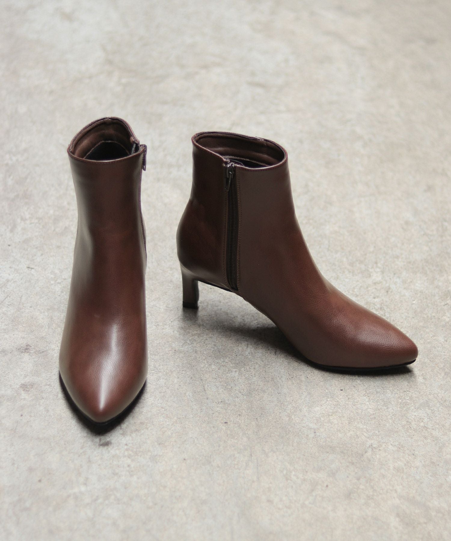 削れにくいかかとゴム使用!ポインテッドトゥストレートヒールショートブーツ