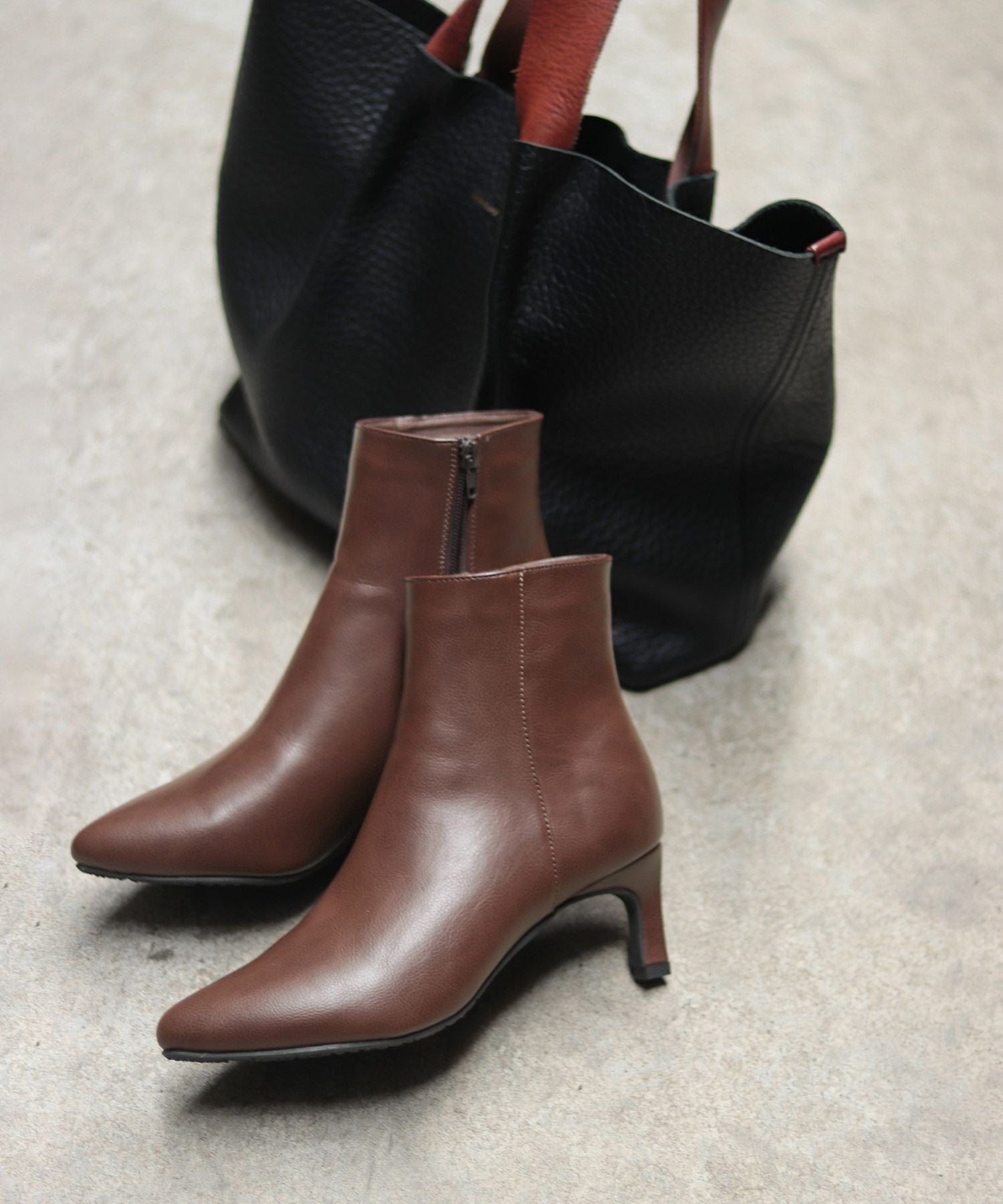 削れにくいかかとゴム使用!ポインテッドトゥストレートヒールショートブーツ