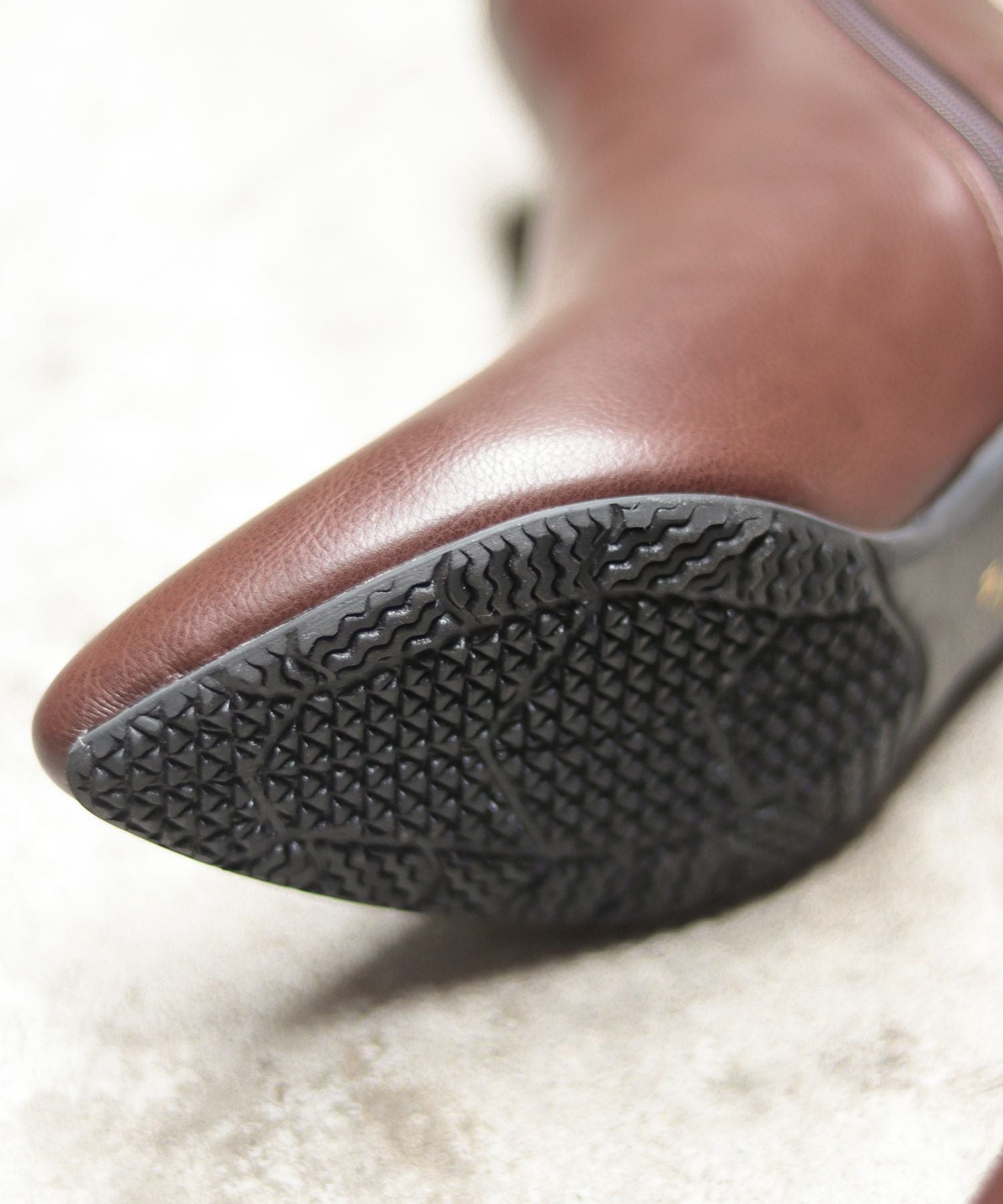 削れにくいかかとゴム使用！ポインテッドトゥストレートヒールショートブーツ