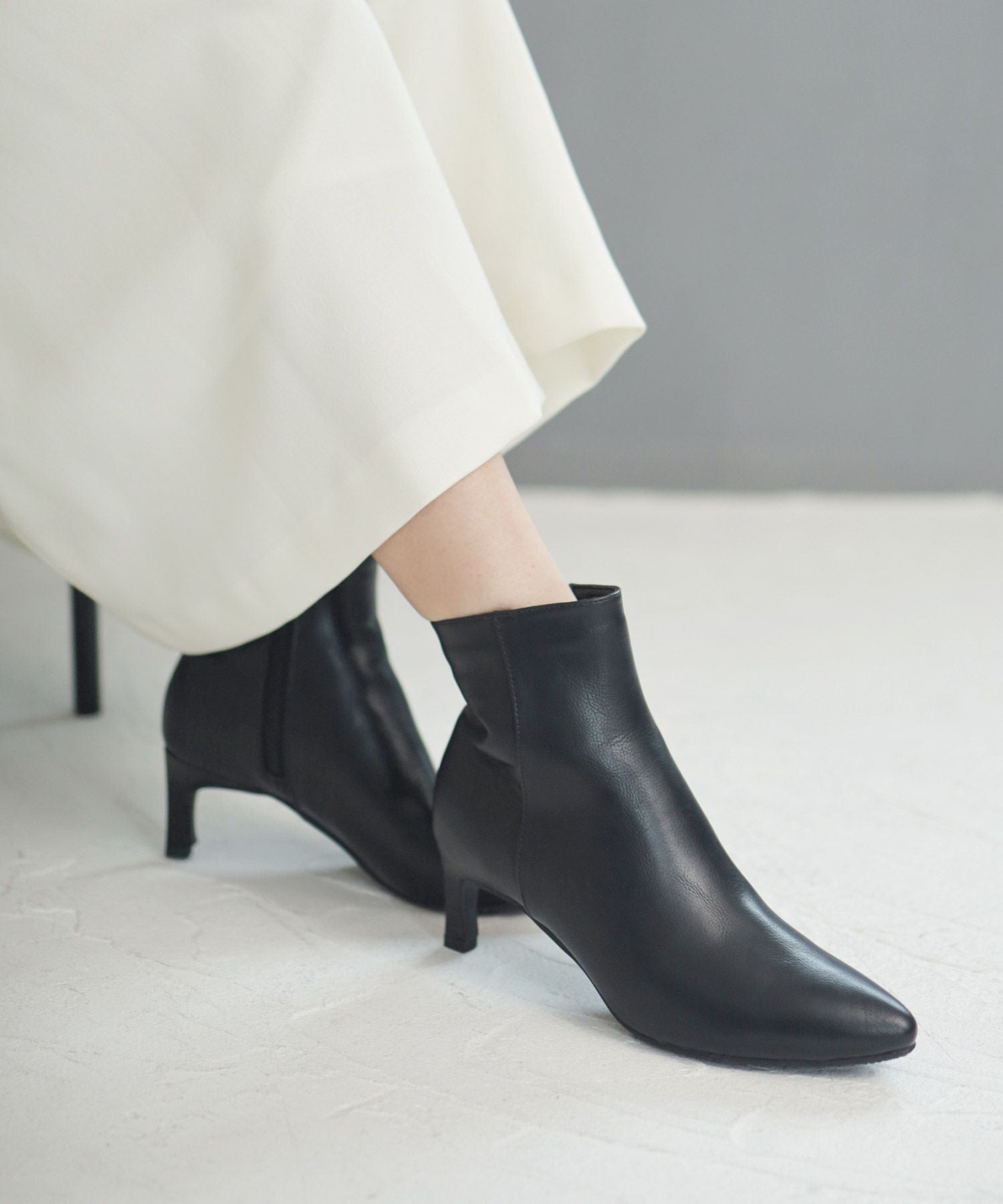 削れにくいかかとゴム使用!ポインテッドトゥストレートヒールショートブーツ